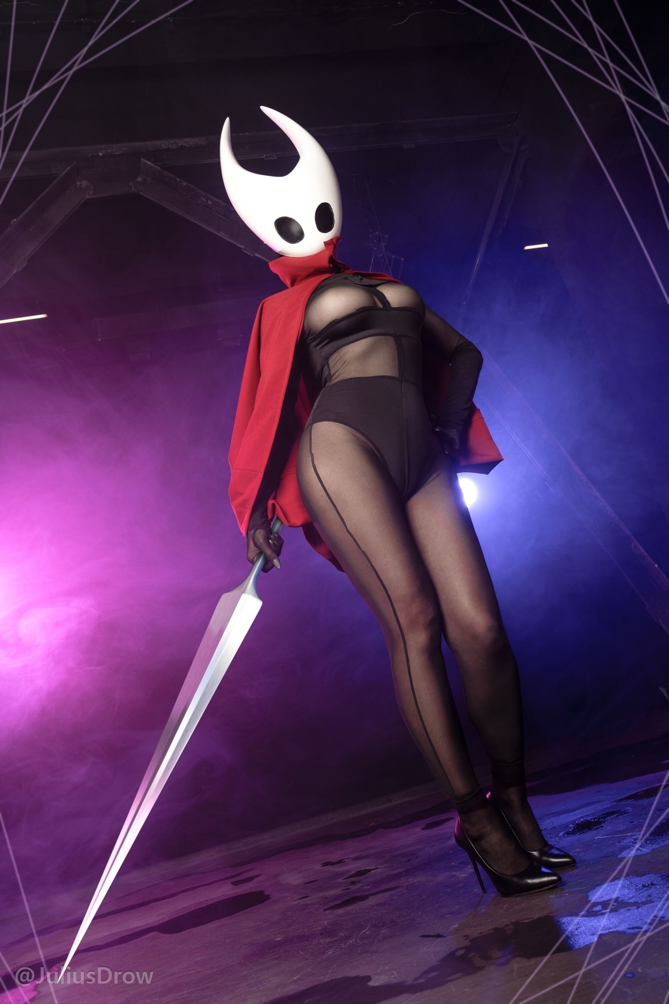 Эротический косплей на Хорнет из игры Hollow Knight: Silksong. Модель Юлия Julius Дровалева. Источник: vk.com/julius_cosplay