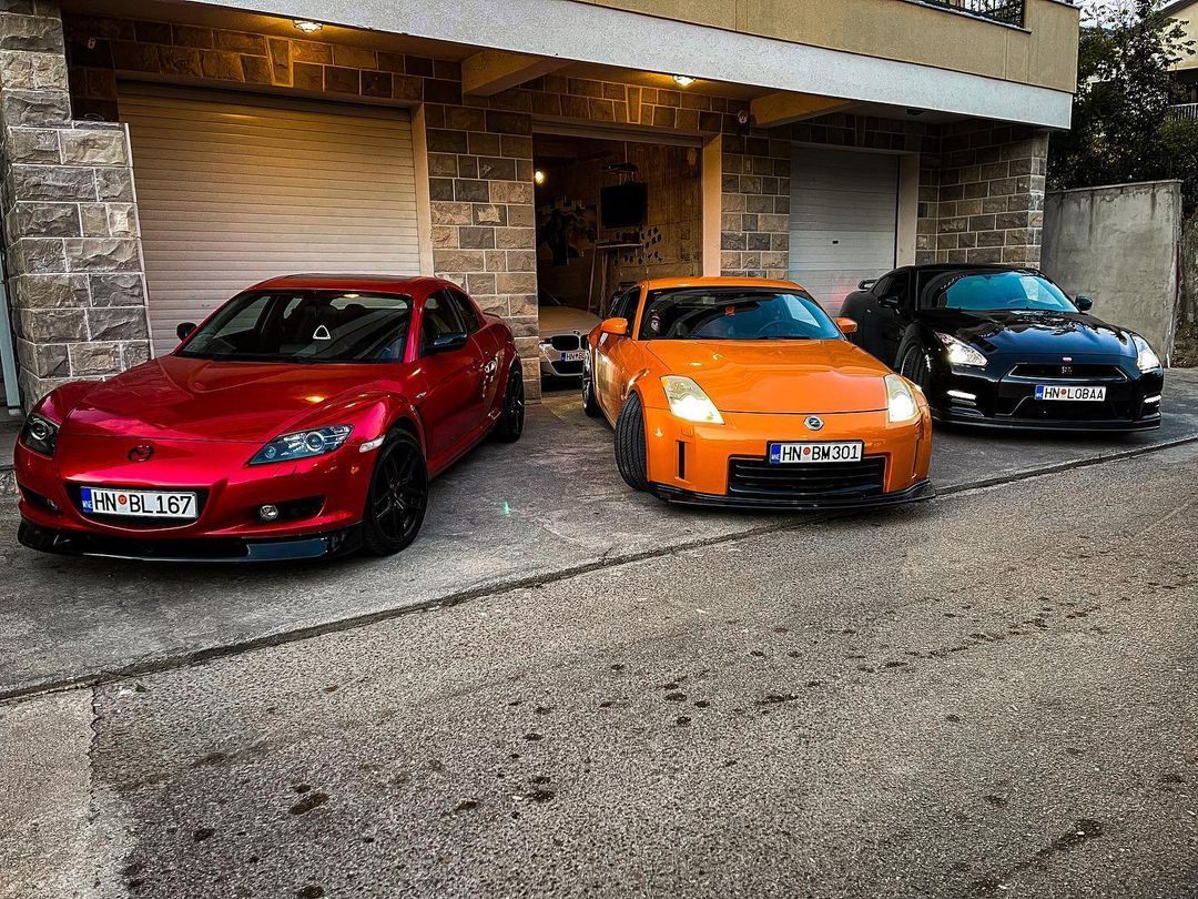 Часть автопарка Lobanjica. Mazda RX-8 крайняя слева
