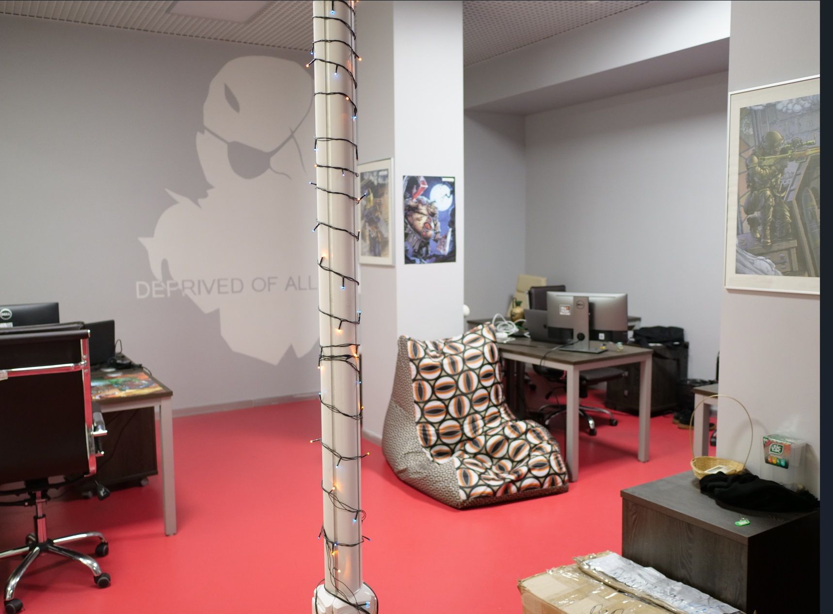 Клавиатуры покрыты слоем пыли, а внутри помещения чувствуется запах невыполненных обещаний о новом сайте