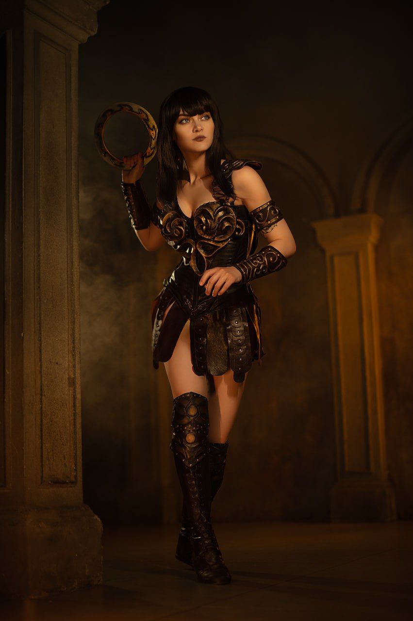 Косплей на Зену из сериала «Зена — королева воинов». Косплеер: Анна Nova Cosplay Вебер. Фотограф: B. Y. Photo+. 