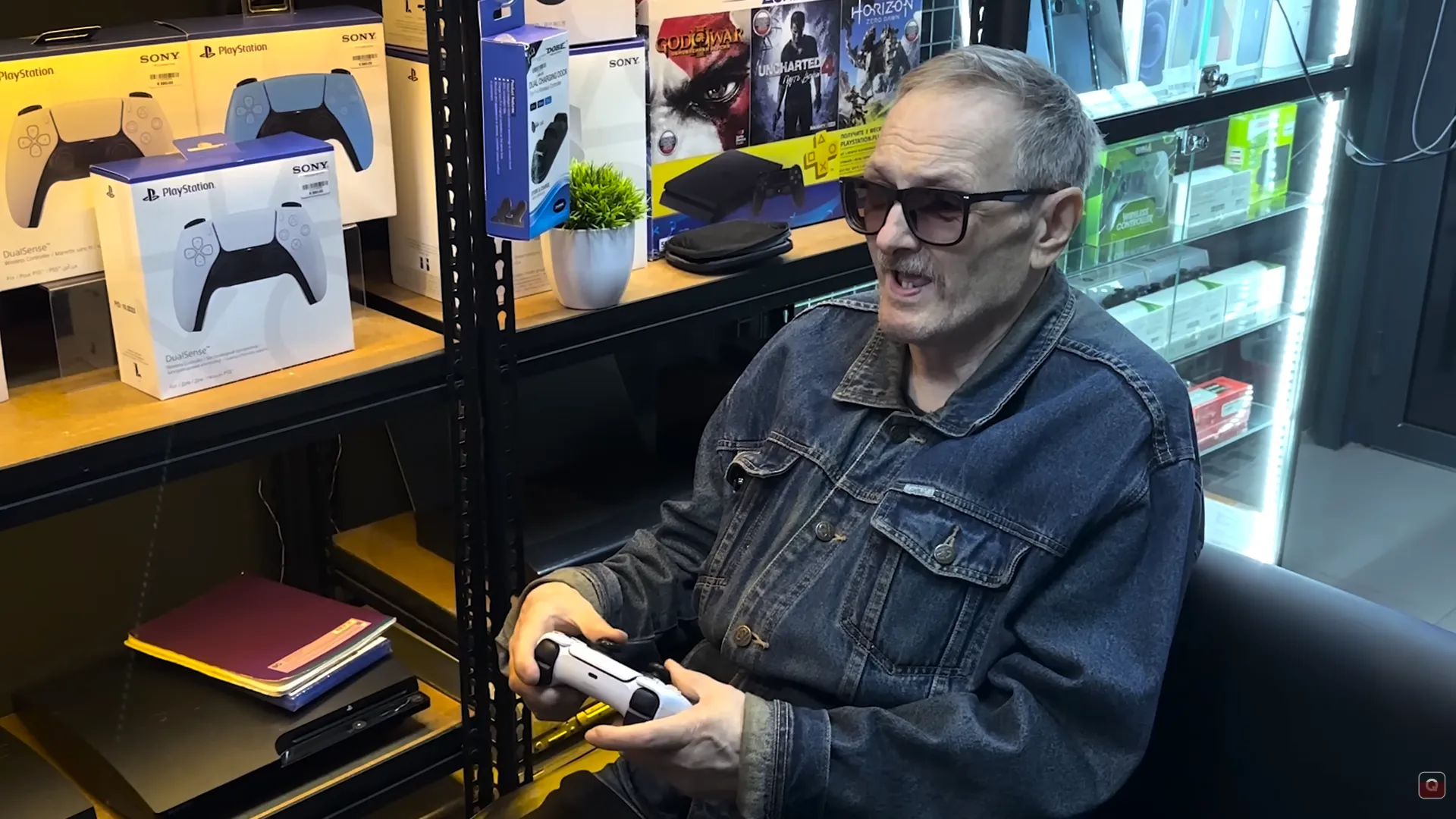 Геннадий за игрой. Источник: кадр из ролика Qpitman