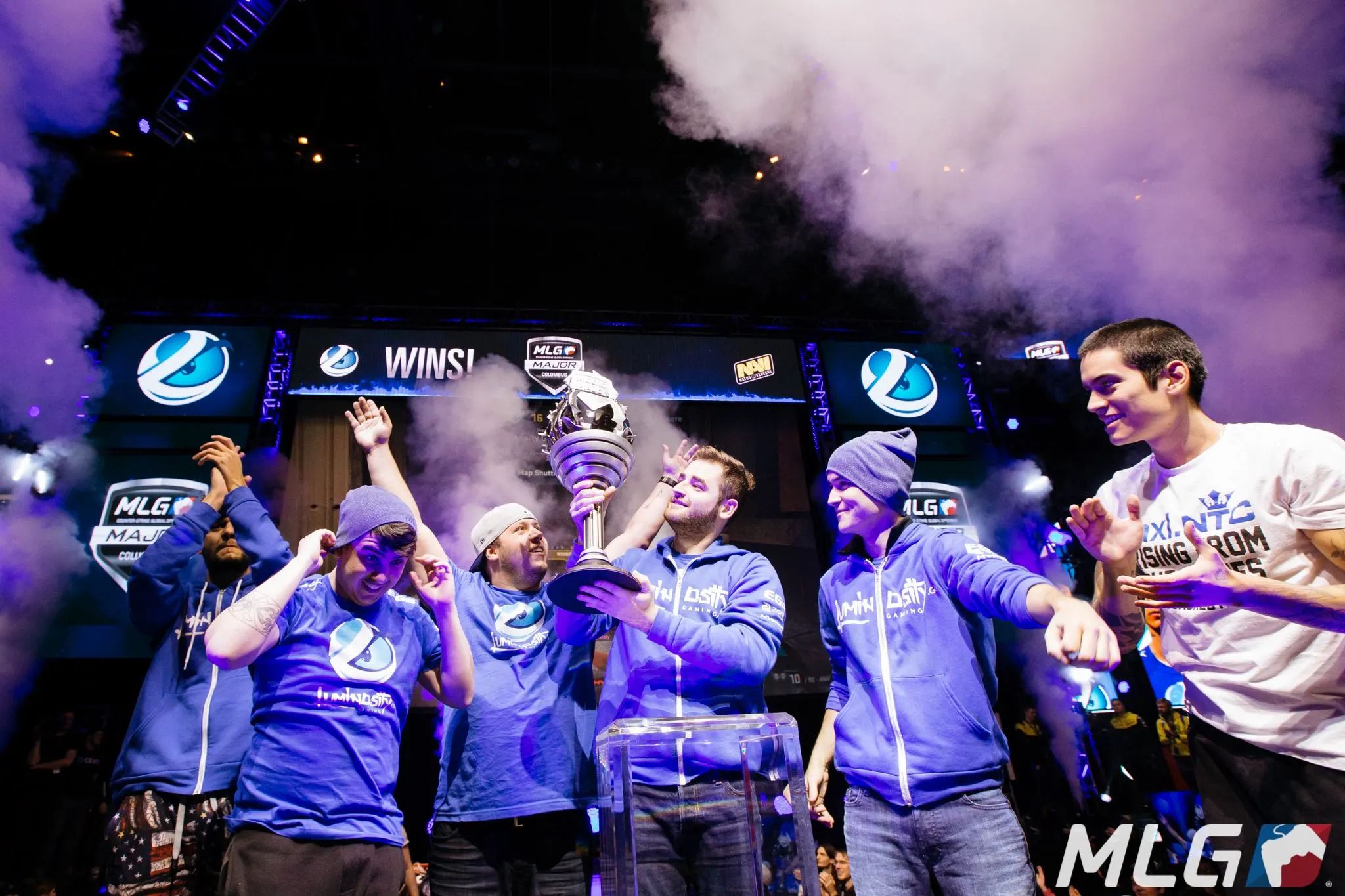 Luminosity Gaming поднимают кубок MLG Major Championship: Columbus 2016 | Фото: MLG