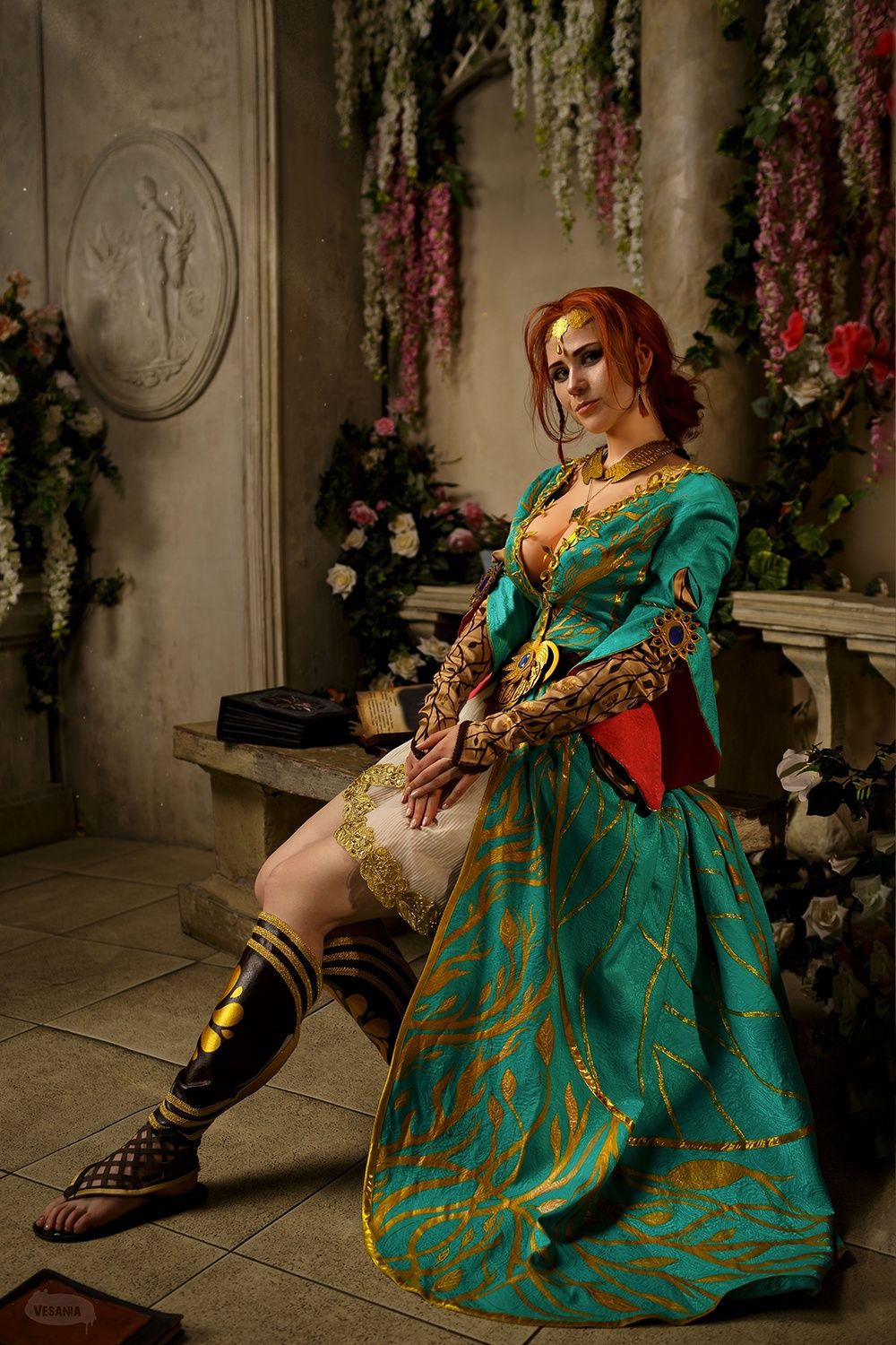 Косплей на Трисс Меригольд в бирюзовом платье с декольте из DLC к The Witcher 3: Wild Hunt. Косплеер: Sokol. Фотограф: VESANIA. Источник: vk.com/sokol_cosplay