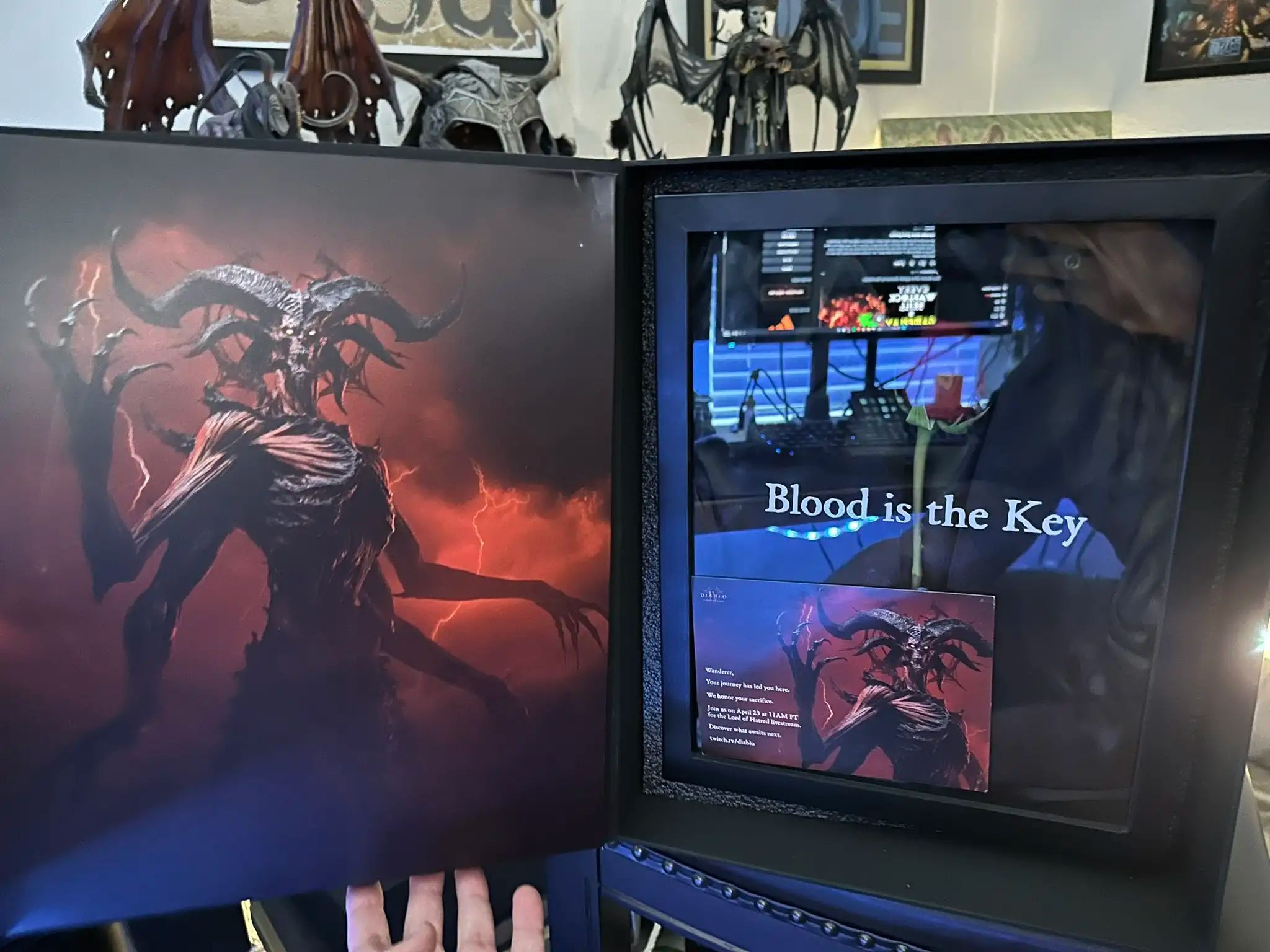 Демонстрация стримером DatModz наполнения подарка от Blizzard. Источник: Twitch