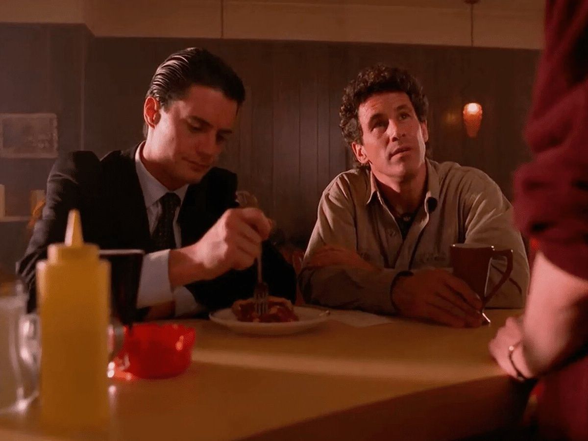 Одна из многочисленных сцен с поеданием пирога