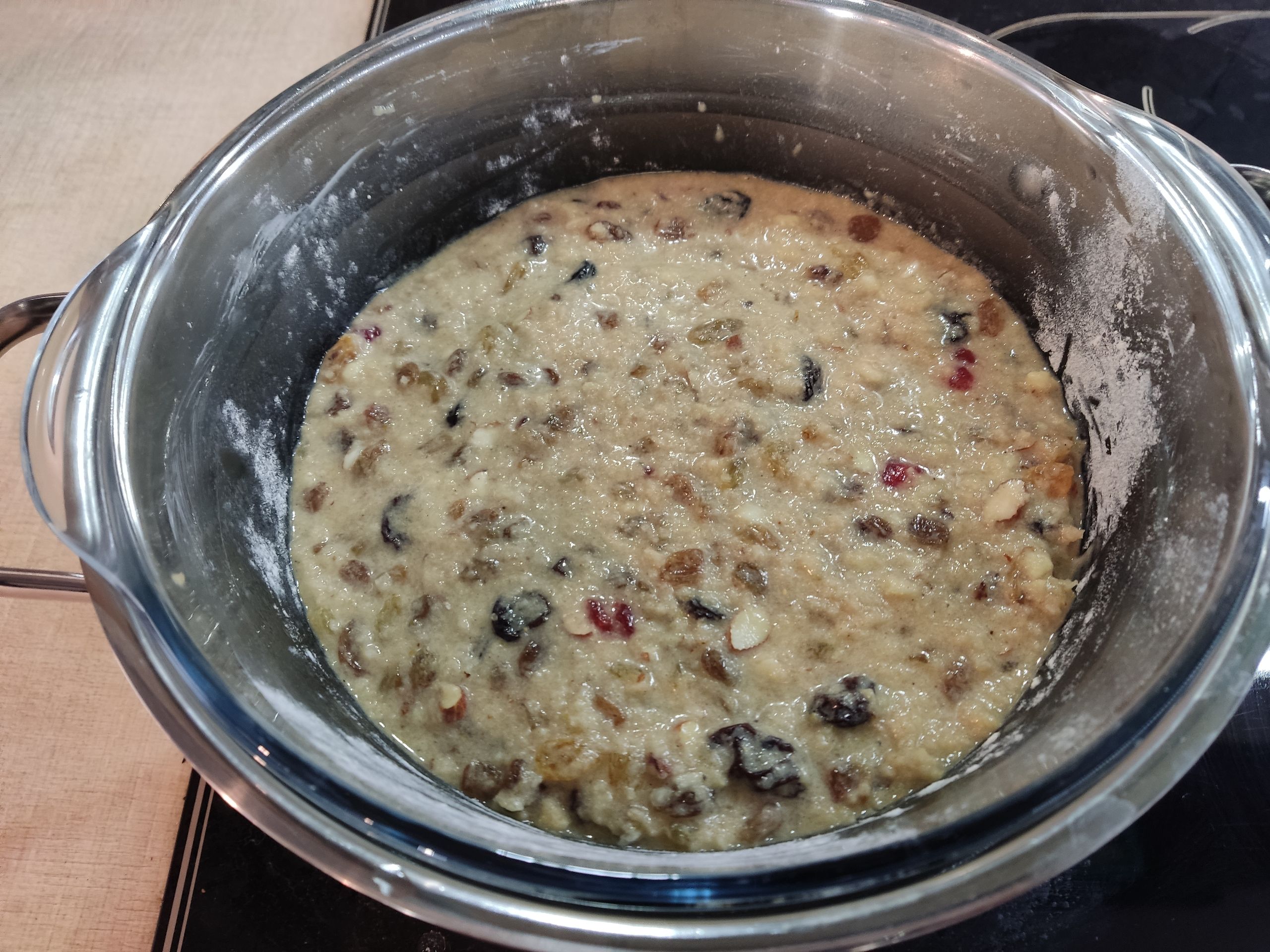 А вот тут обнаружилась проблема: ёмкость фактически закрывала кастрюлю, как её родная крышка. Очевидно, что закипи внизу вода — и потопа на кухне не избежать.