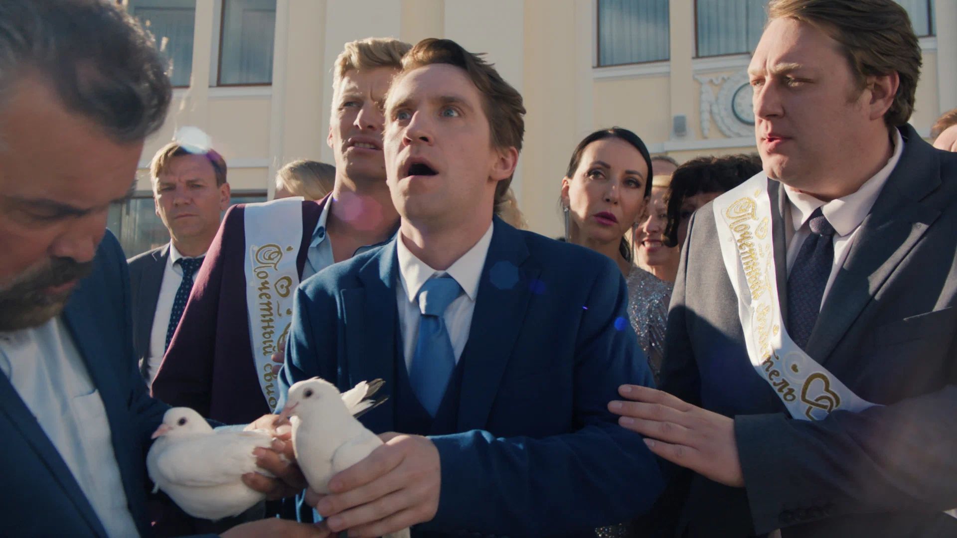 Герой не вызывает никаких эмоций, потому что мы ничего про него не знаем | Источник изображения: «Кинопоиск» и ТНТ