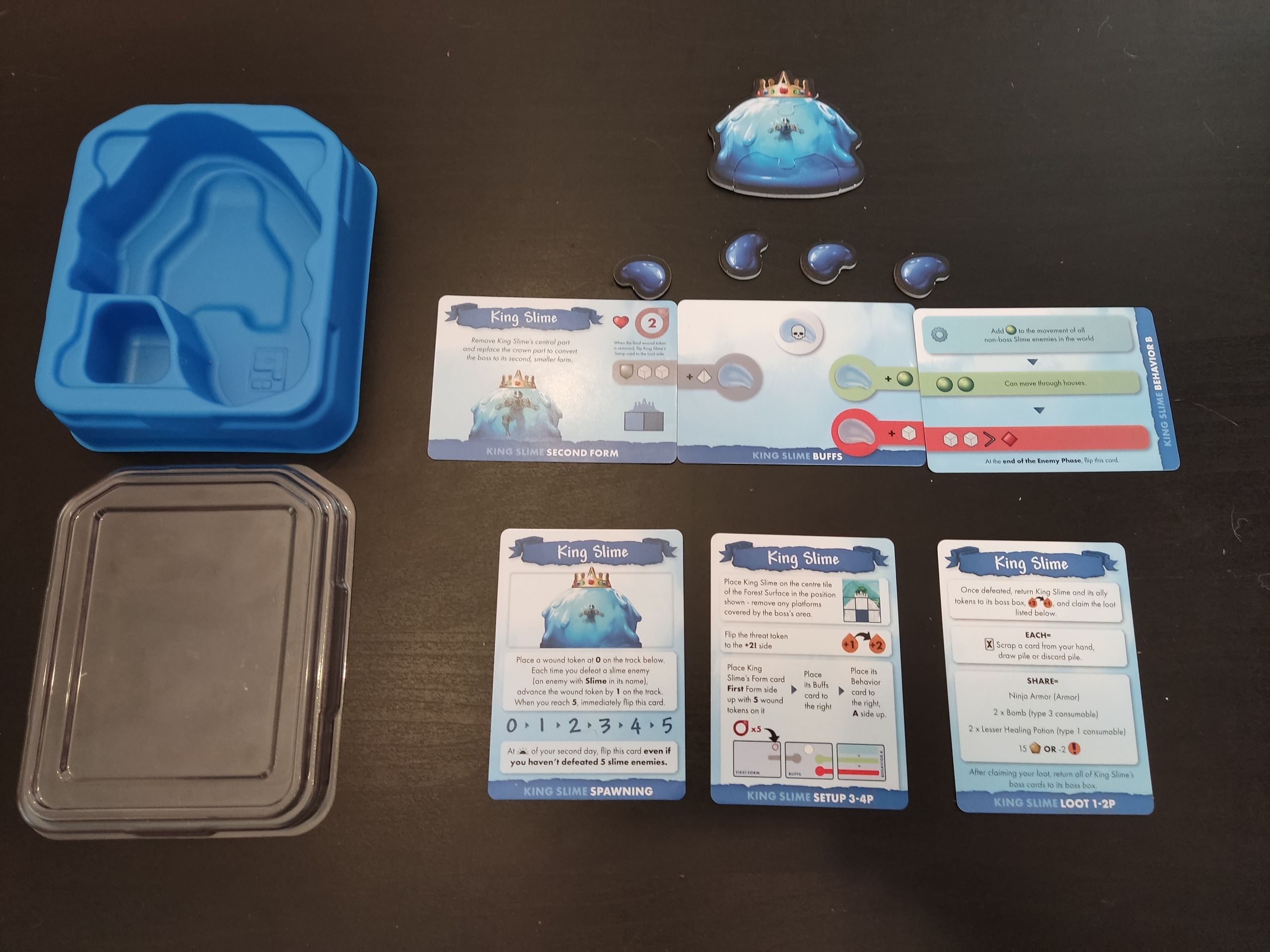 А вот и он — Король слизней в своём картонном воплощении. Как вы могли заметить, он из Англии.