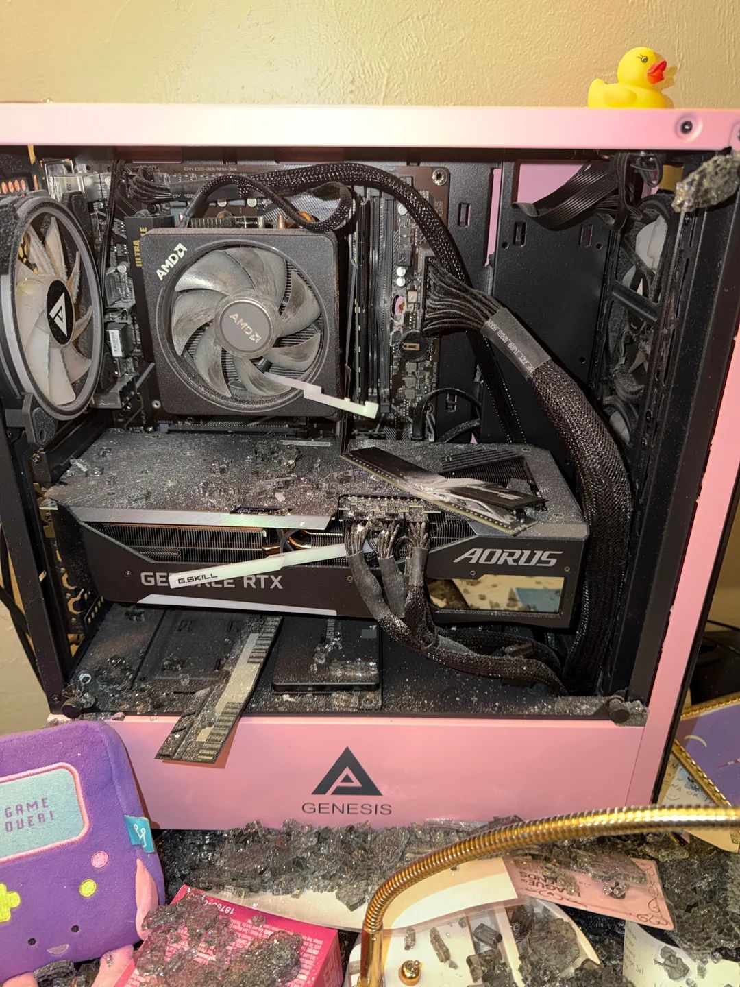 Игровой ПК, который остановил пулю | Фото: reddit.com/r/pcmasterrace