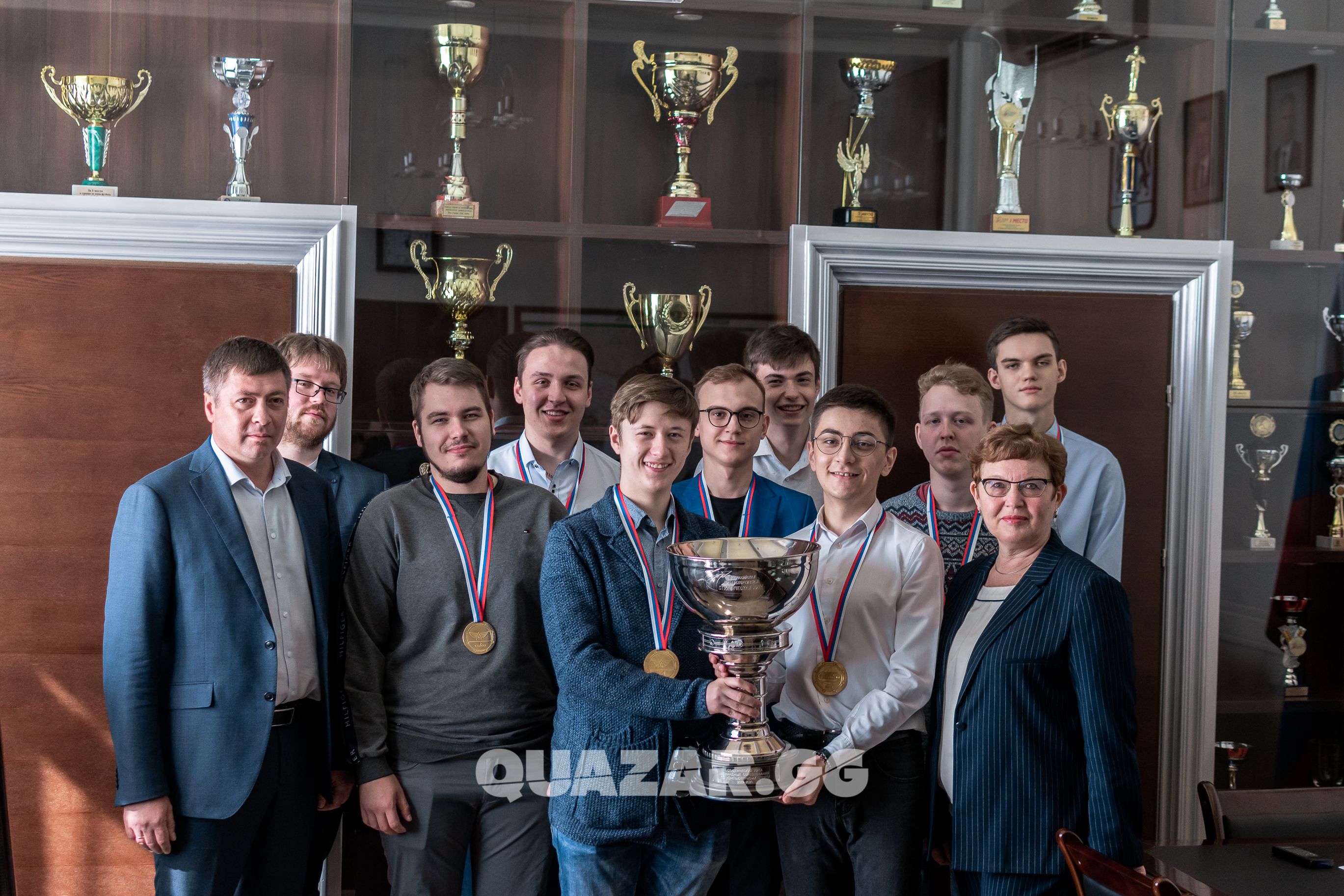 Сборная НГТУ на награждении в Министерстве физической культуры и спорта Новосибирской области с министром Ахаповым С. А. (слева). Источник: QUAZAR.GG. Фото: Давид Геворкян.