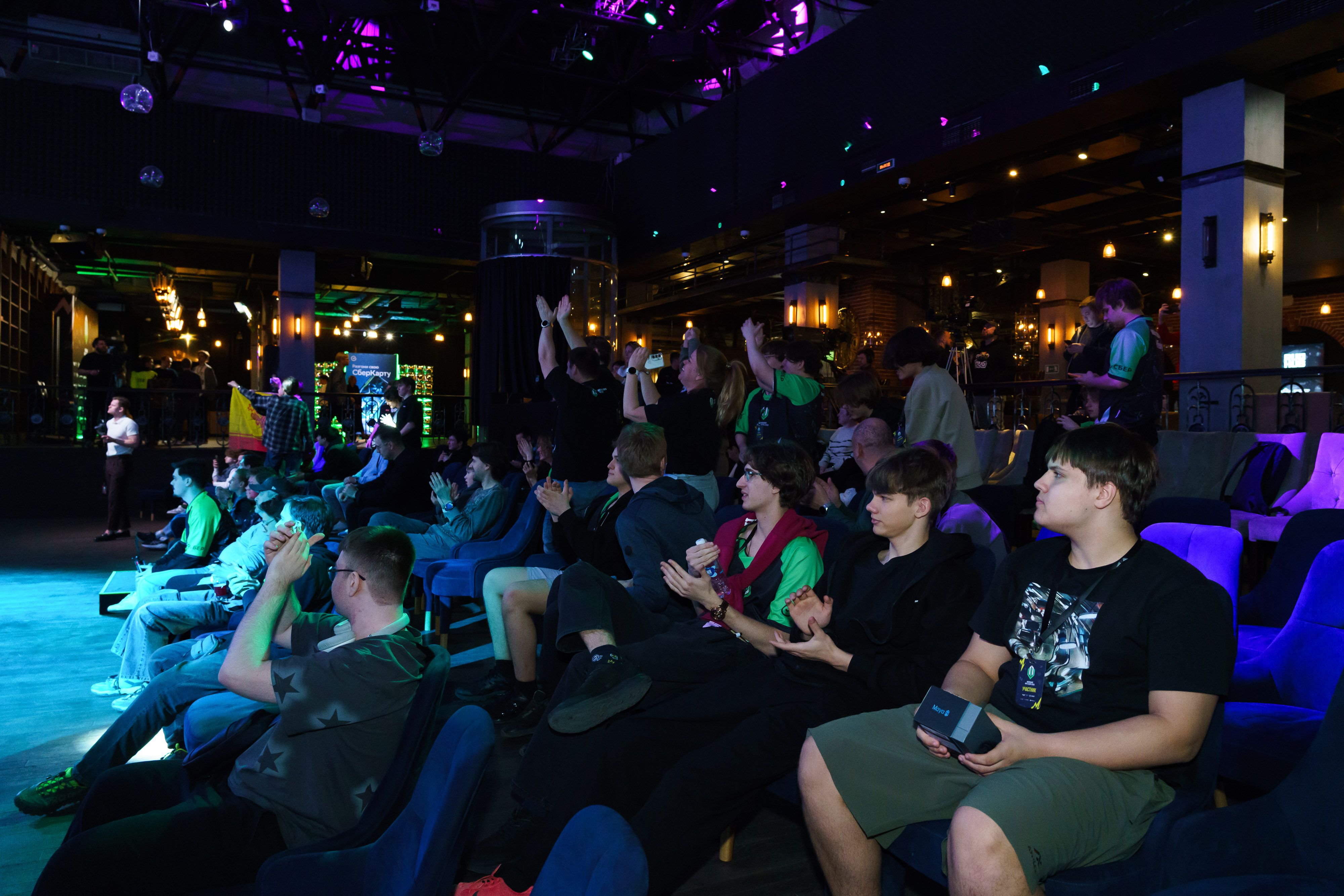 Зал с болельщиками на Школьной лиге Сбера 2026