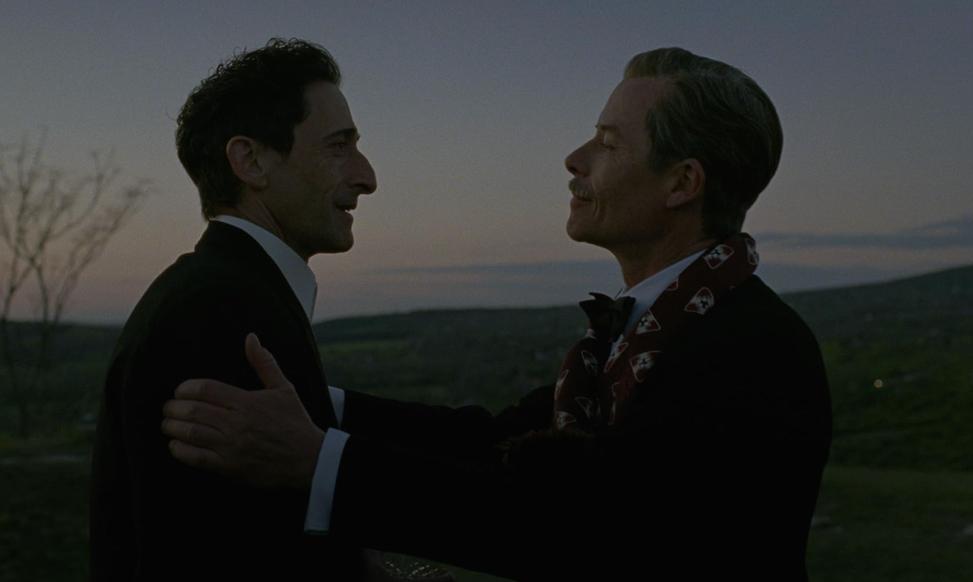 Ласло и Ван Бюррен. Кадр из фильма «Бруталист» 