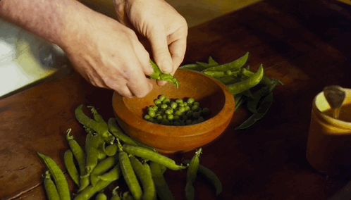 Самая аппетитная чистка горошка!