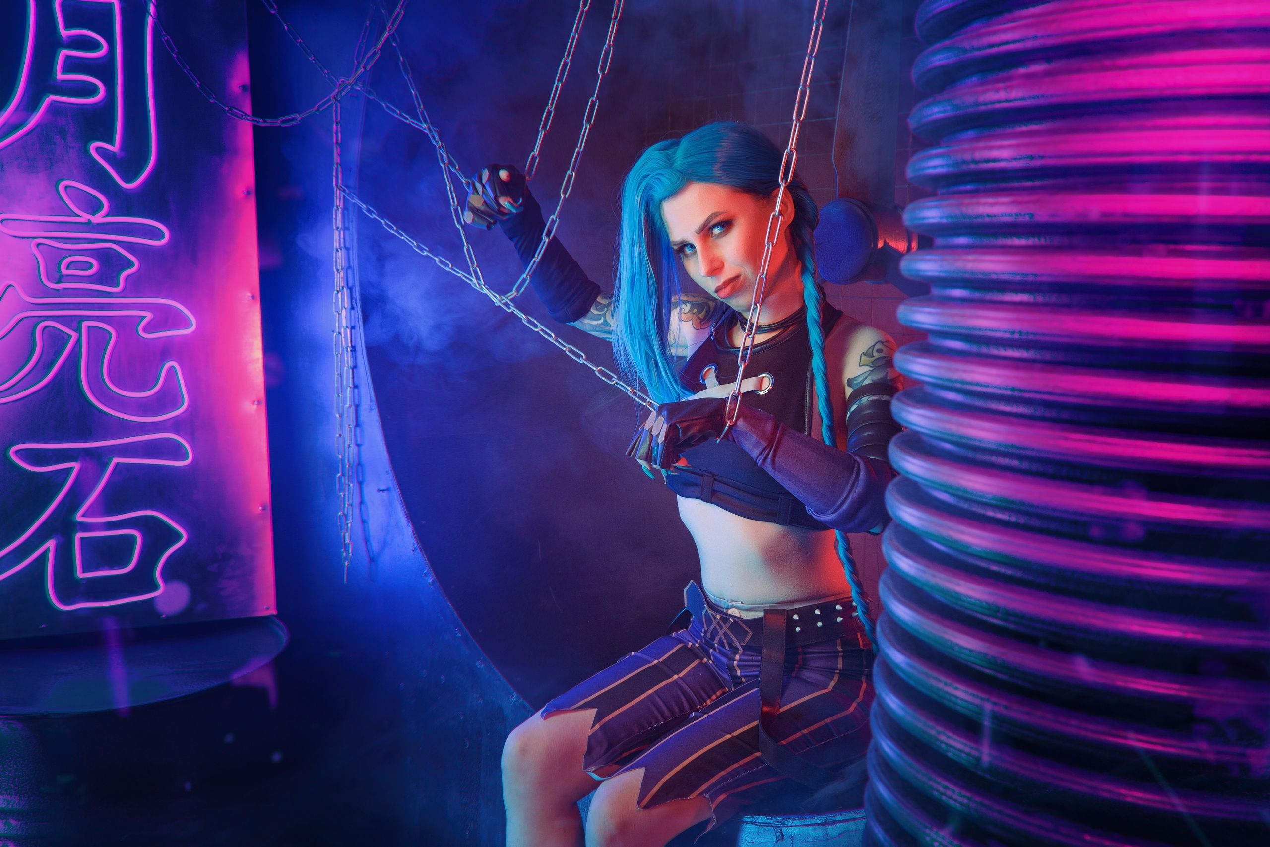 Магнетический косплей на Джинкс из сериала «Аркейн» и League of Legends. Косплеер: Alissa Mellivora. Фотографы: Екатерина Мурзик и 412ART.