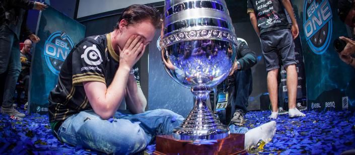 Тот самый трофей ESL One: Cologne 2014