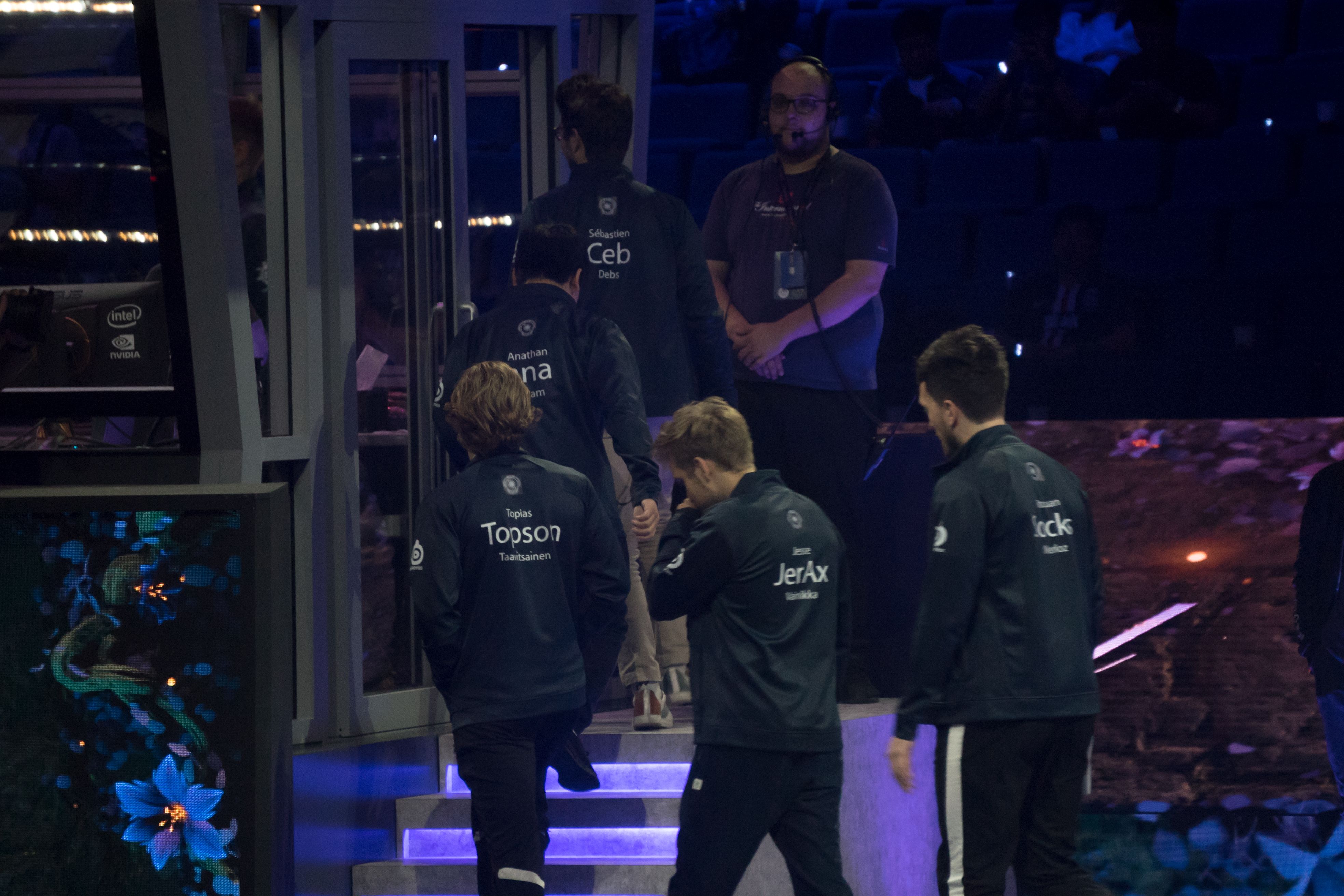 Игроки OG выходят на сцену TI9