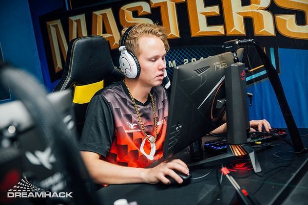 SuNny на турнире серии DreamHack | Источник: DreamHack