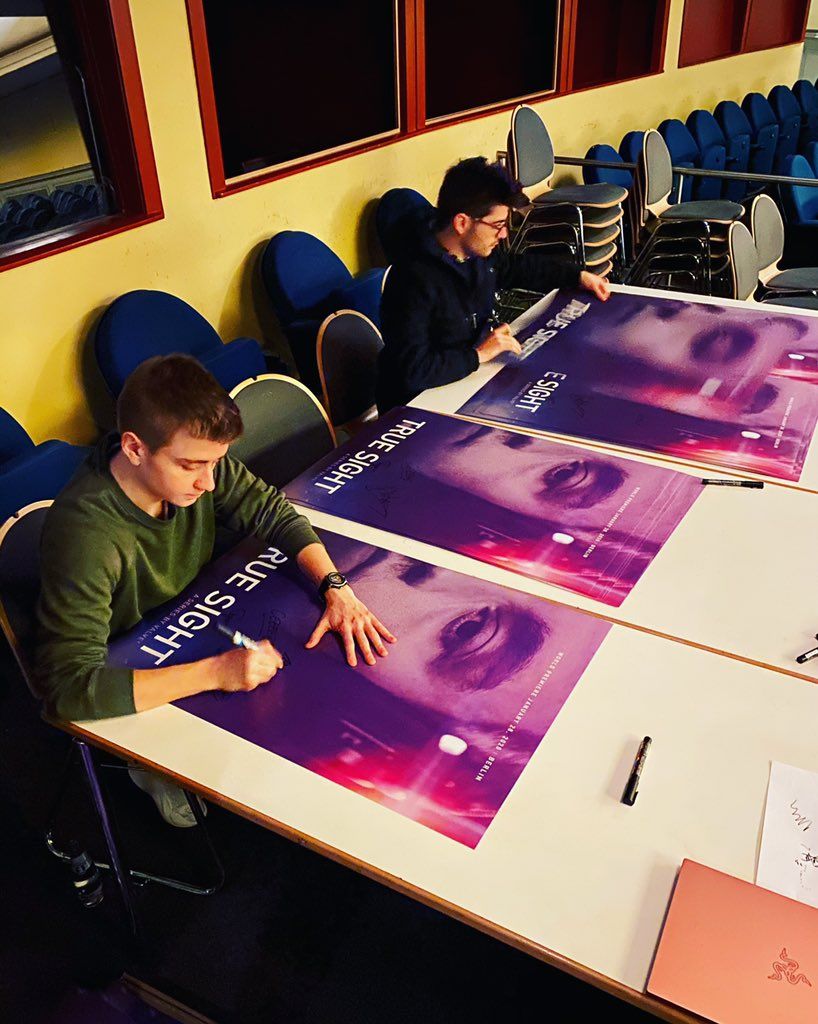 N0tail и Ceb ставят автографы на постерах фильма | Фото: twitter.com/dota2ti/