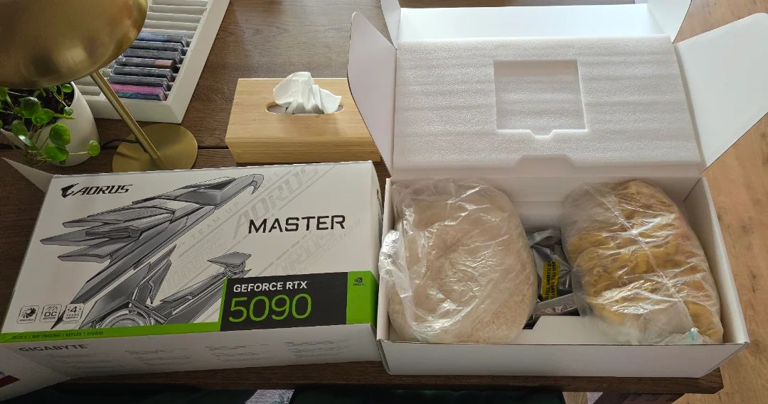 Мешки с рисом и макаронами вместо RTX 5090 | Источник: reddit