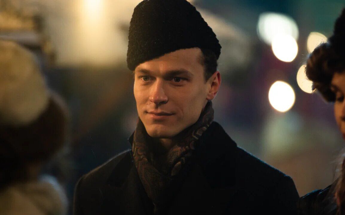 Юра Борисов на кадре из фильма «Серебряные коньки»