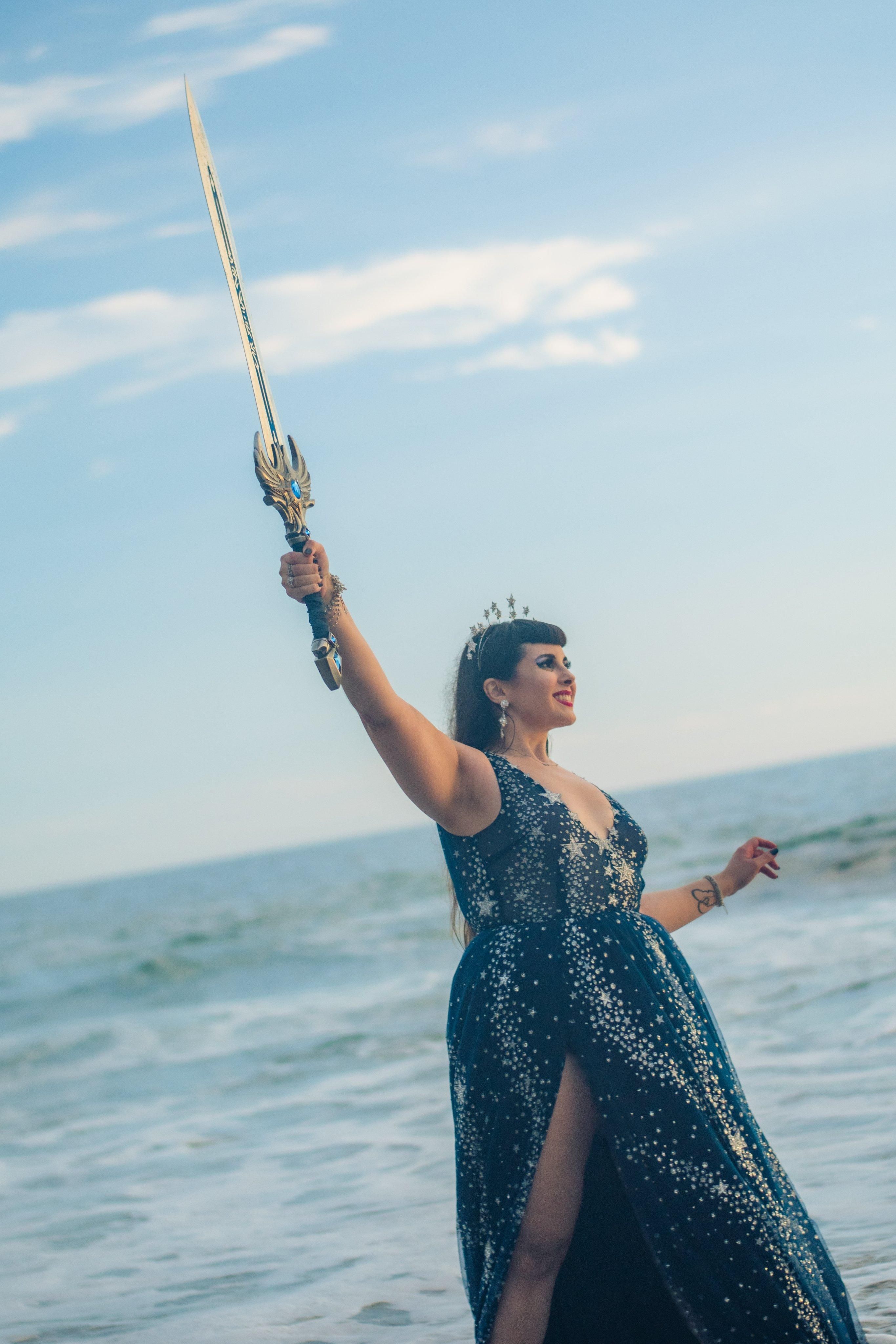 Ведущий дизайнер уровней в World of Warcraft Кристи Морет с мечом за пять лет работы в Blizzard