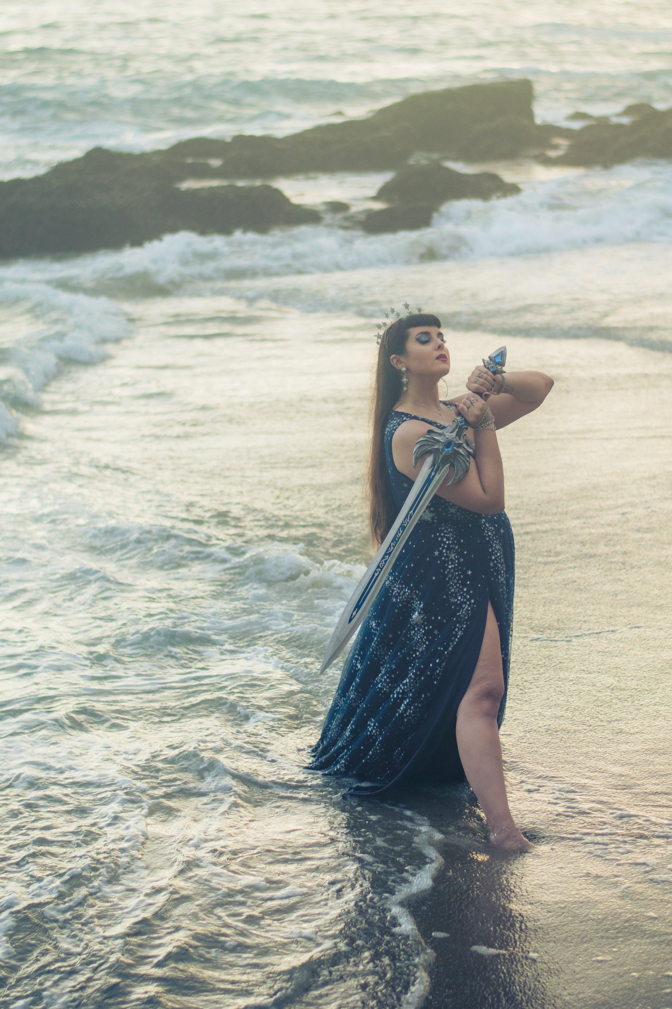 Ведущий дизайнер уровней в World of Warcraft Кристи Морет с мечом за пять лет работы в Blizzard