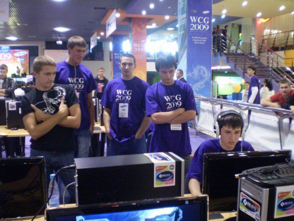 Fraer играет, за ним наблюдают HappyZerg, DIMAGA и ALF