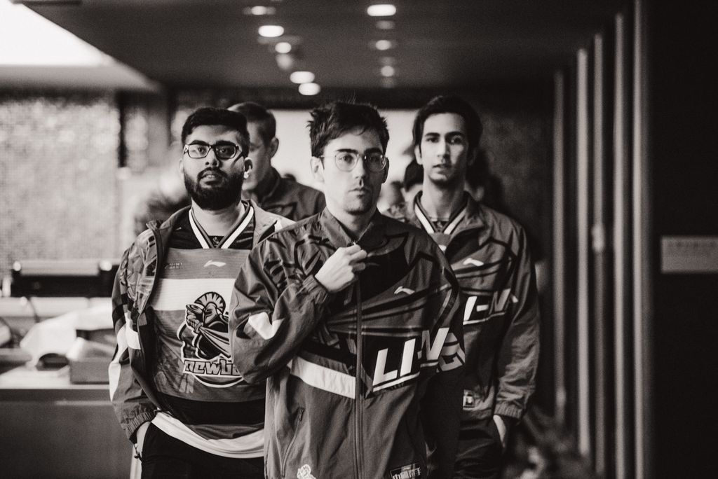 Игроки Newbee | Источник: twitter @dota2ti