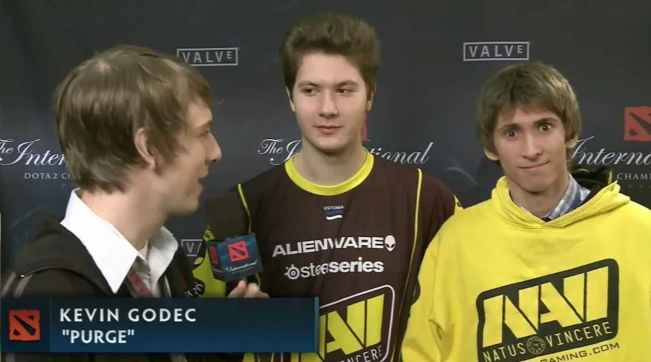 ДАНЯЯЯЯЯЯ ДАНЫЛО ДАНЯЯЯ (справа)