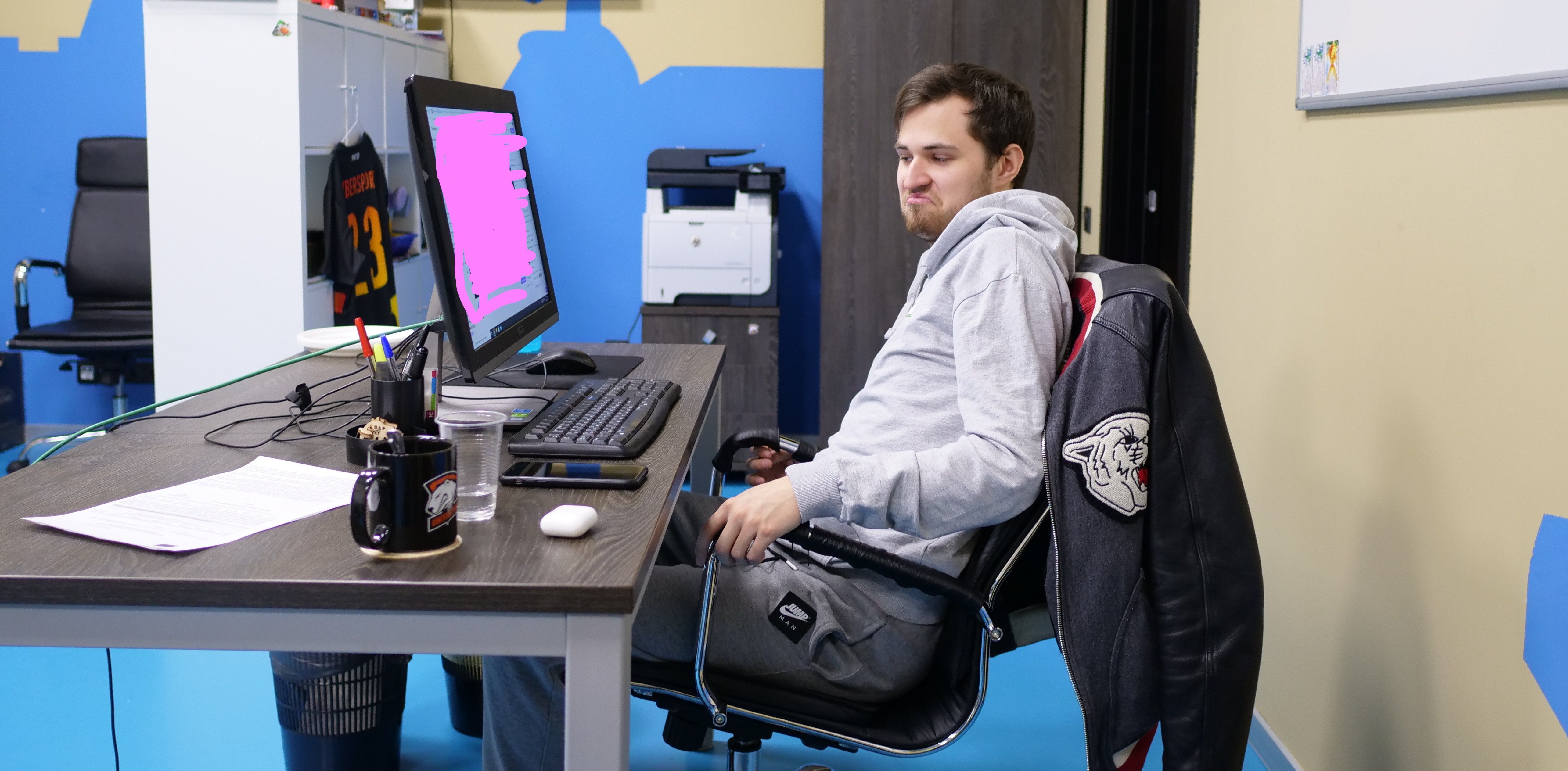 Александр Flash1k — хороший парень, но то, что он смотрит в рабочее время... Стыдно показывать