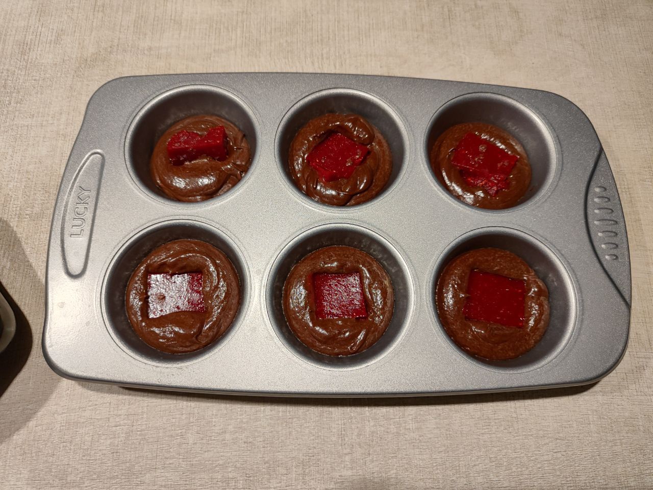 Опять же, смотрите за размерами формы — возможно, и начинки нужно поменьше, и теста.