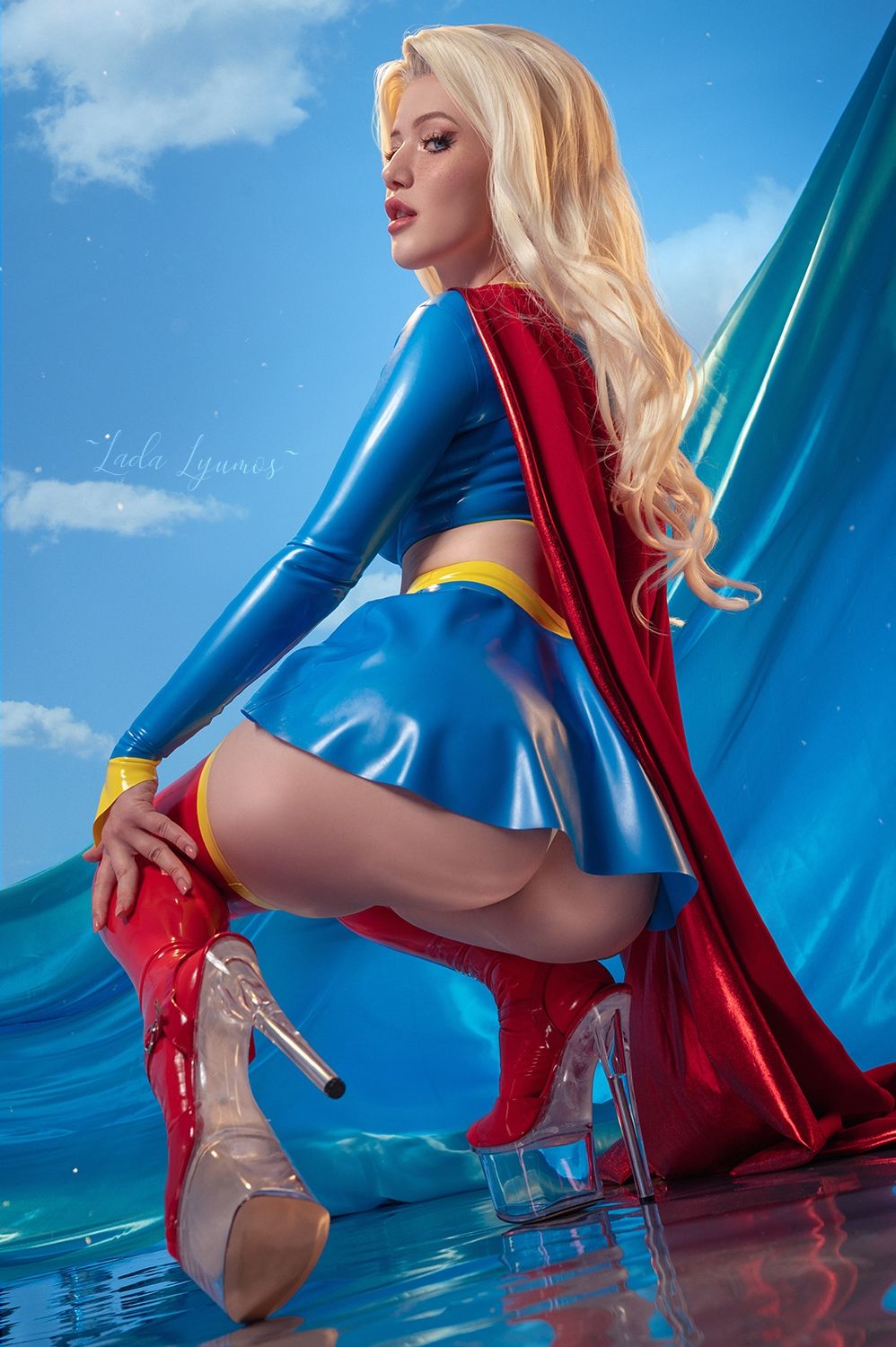 Косплей на Супергёрл из вселенной DC. Модель: Lada Lyumos cosplay. Источник: «ВКонтакте»