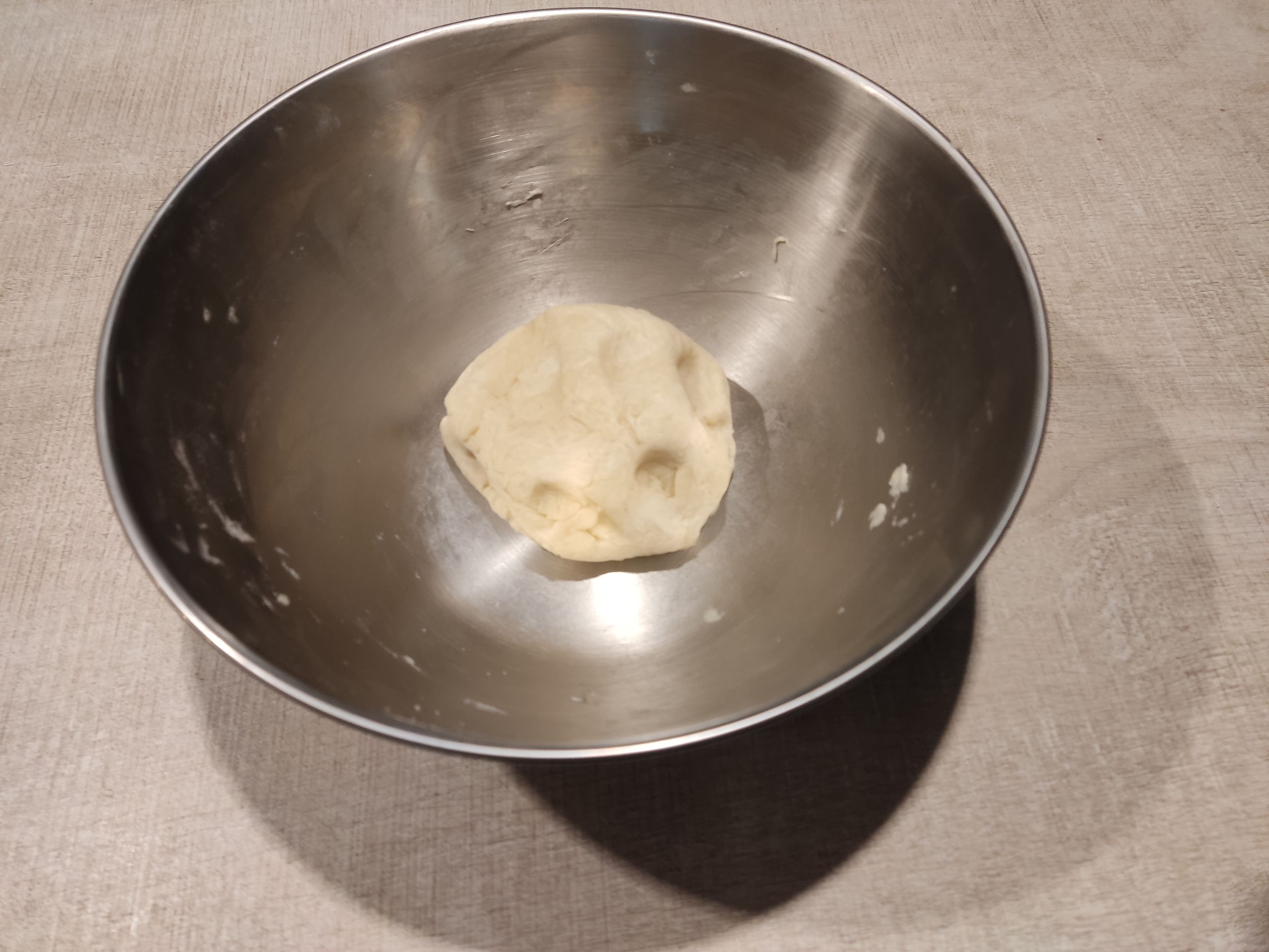 А добавил воды, и всё сразу склеилось — волшебство! (Вообще-то, наука, но давайте не будем душнить — зимой не очень хочется форточку открывать.)