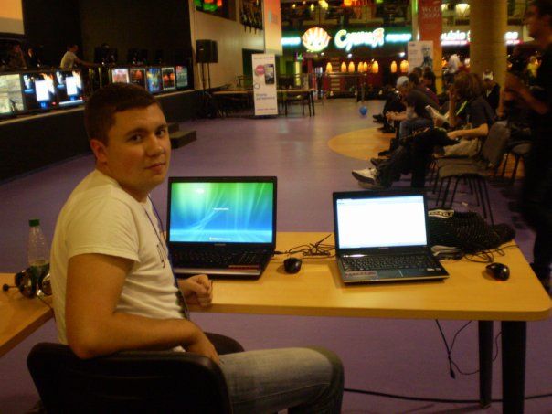 Стол для прессы мы делили с Матриксом. Сейчас он работает с русскоязычными партнерами Twitch