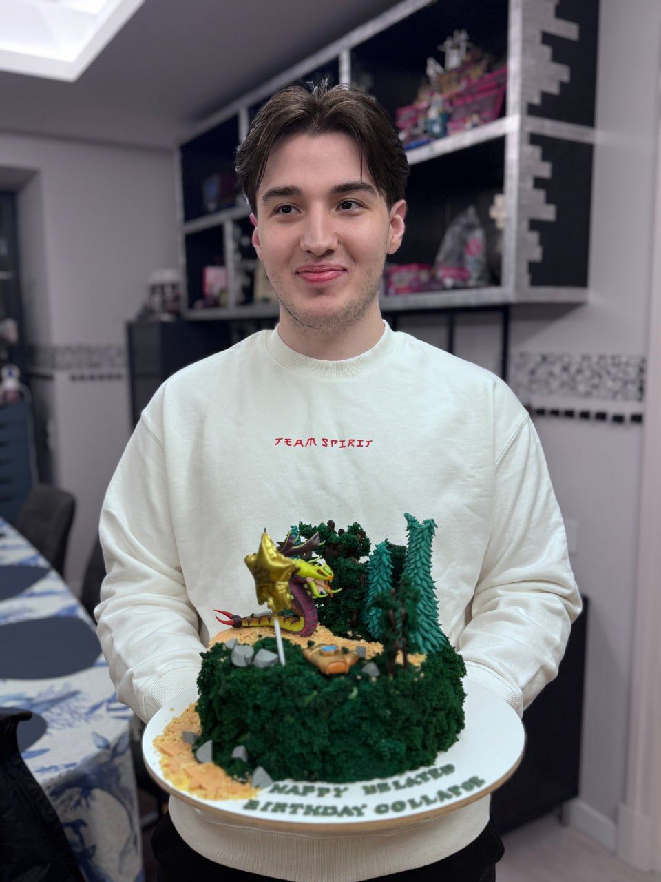 Collapse с тортом | Источник: канал Team Spirit в Telegram
