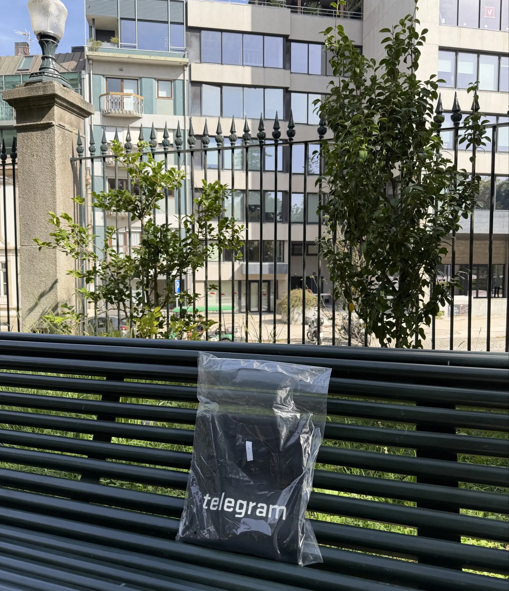 Место в Португалии, где можно забрать футболку с NiKo | Источник: страница Telegram в X