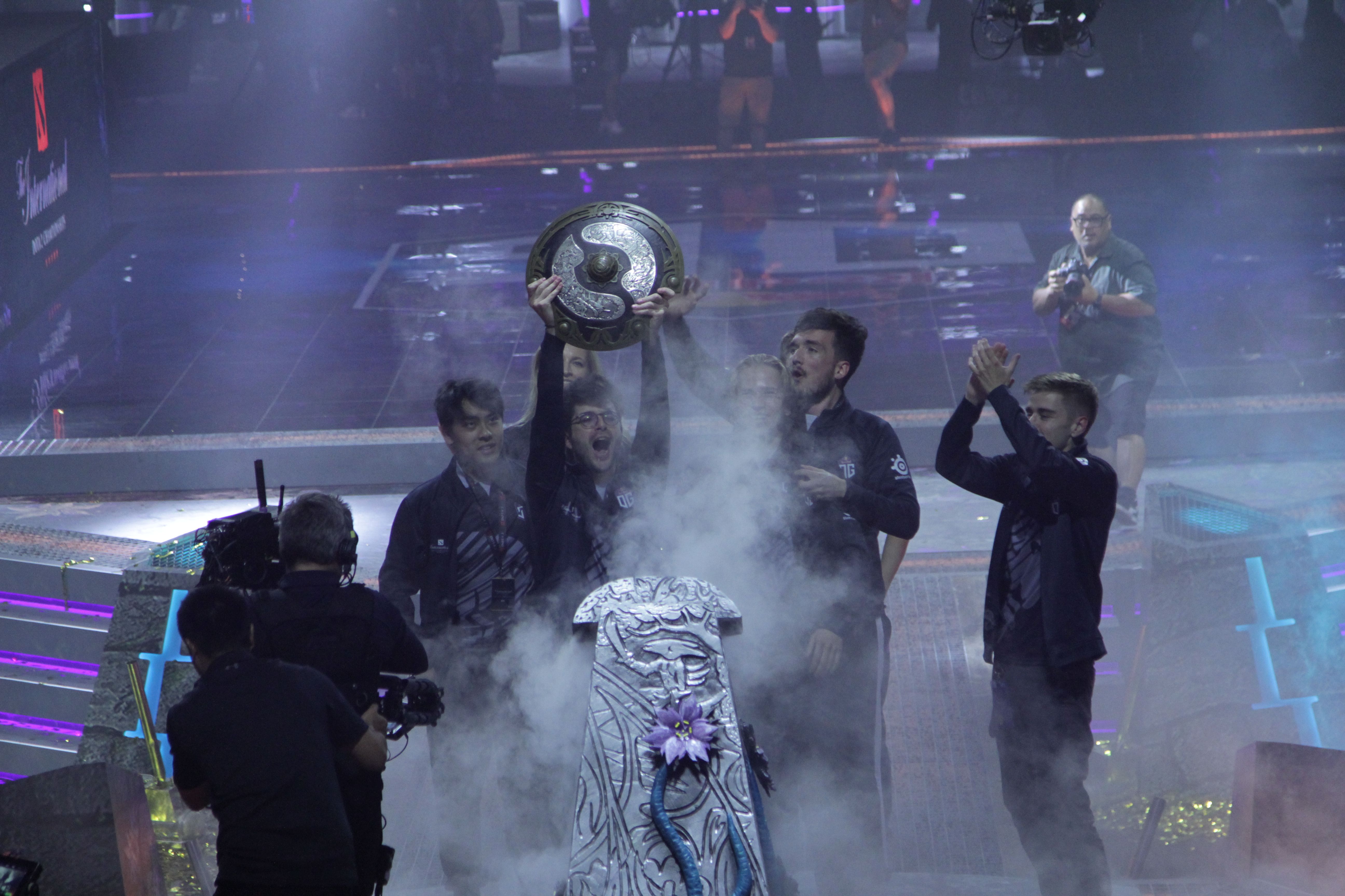 Ceb поднимает Aegis of Champions