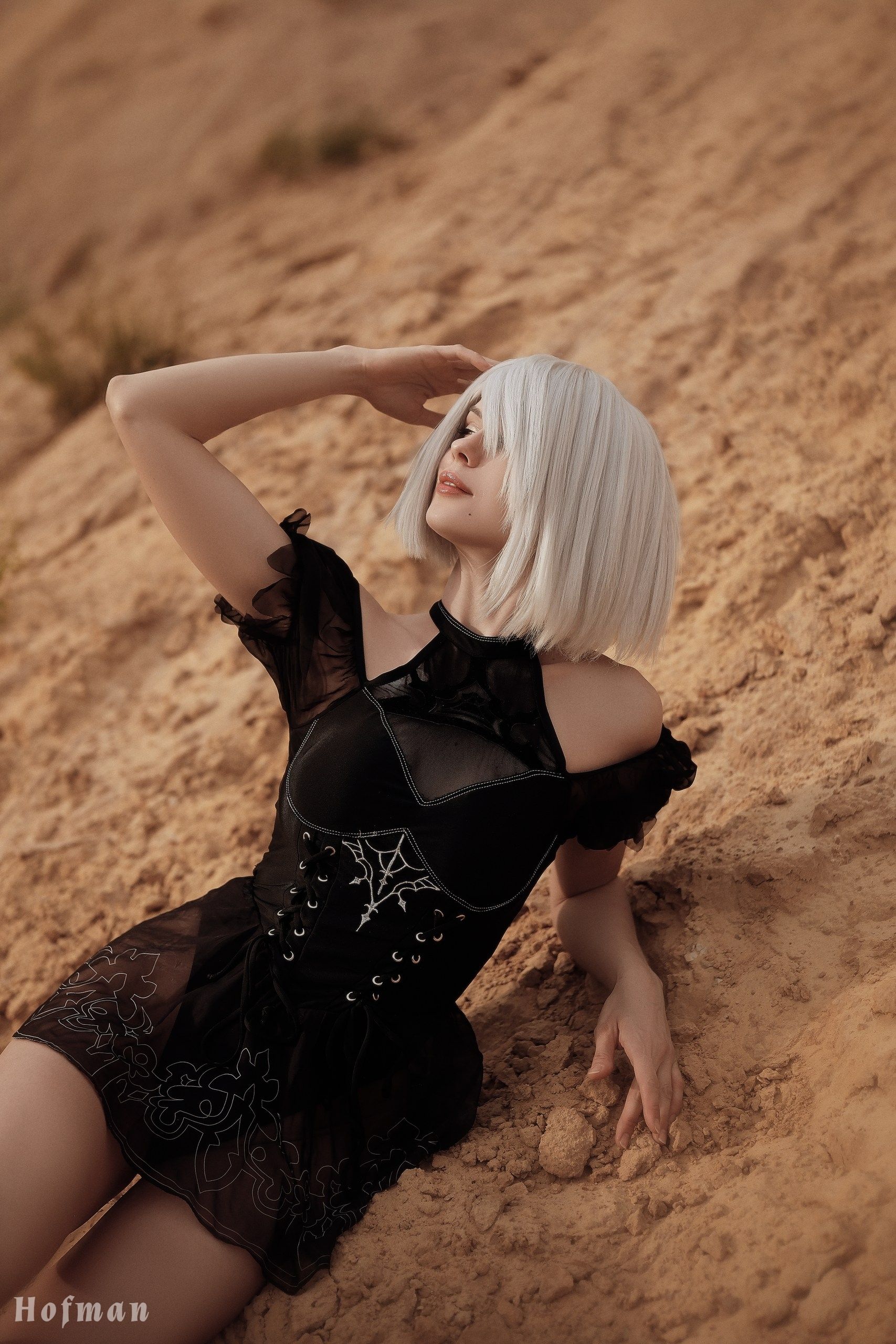 Горячие пески с откровенной 2B — косплей на героиню NieR: Automata. Косплеер: Hofman. Источник: «ВКонтакте» / vk.ru/club226119501
