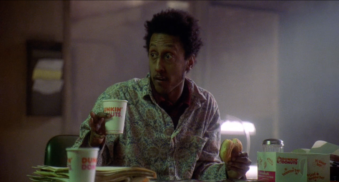 Главный информатор полицейского участка Бабблз не теряет времени и поглощает пончики