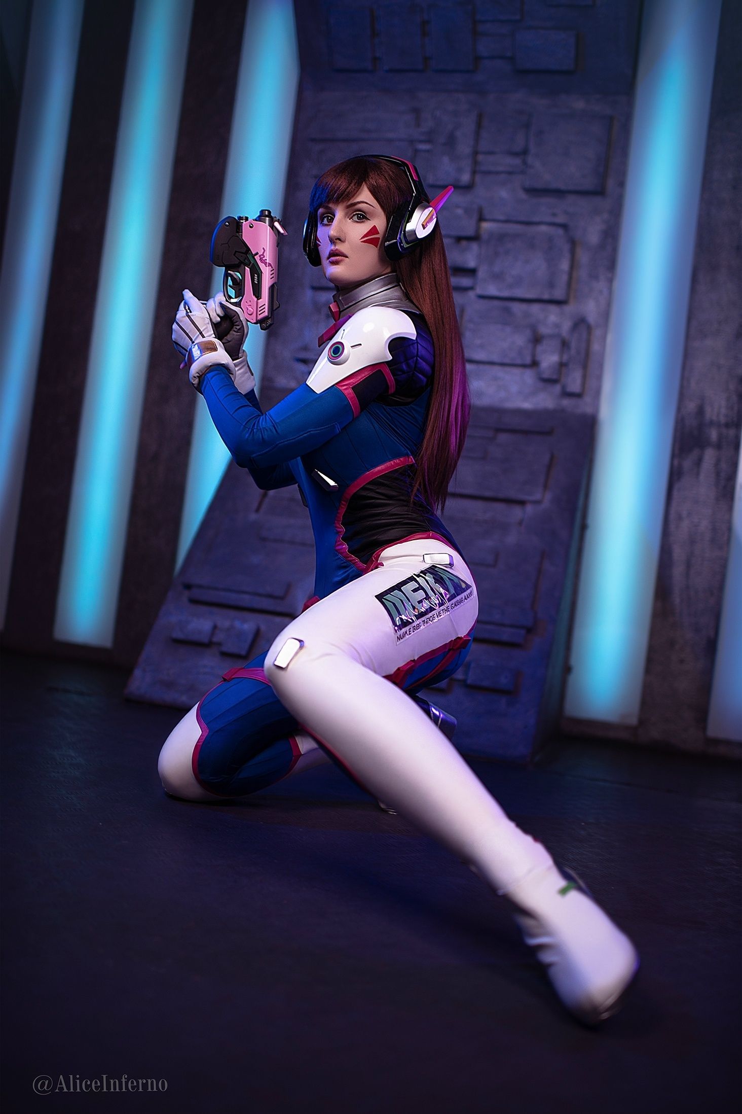 D.Va в нижнем белье и костюме из Overwatch. Косплеер: Alice Inferno. Фотограф: B. Y. Photo+. Источник: vk.com/club140793122