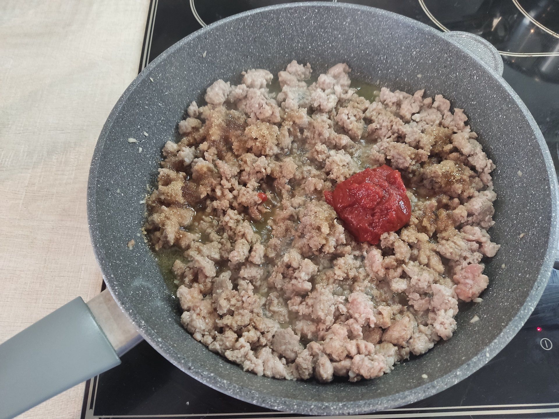 Сахар и томатная паста в итоге скажутся на вкусе, так что готовьтесь балансировать сладость блюда, если такое вам не по душе