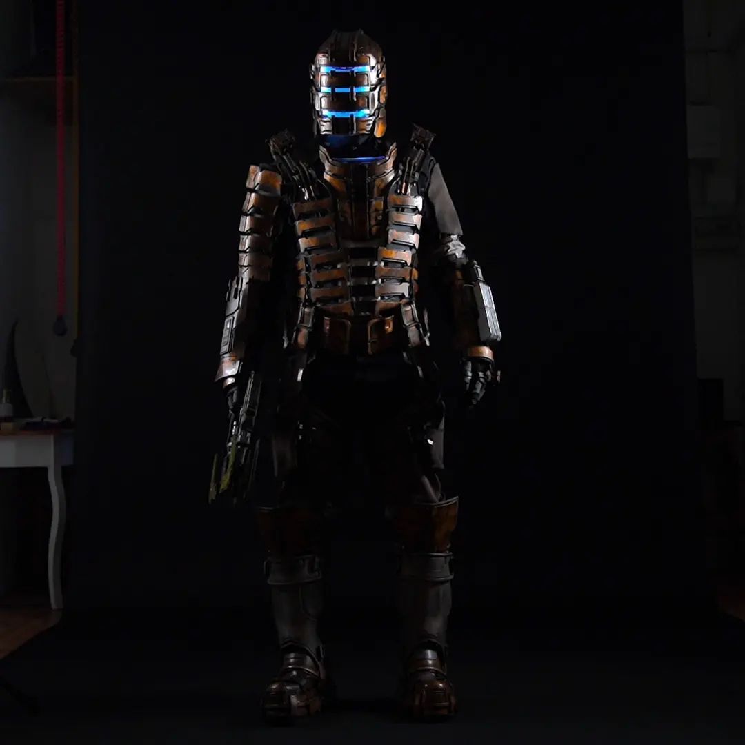 Косплей на персонажа Dead Space Remake в броне третьего уровня. Автор косплея: Peep_cosplay. Источник: социальные сети модели