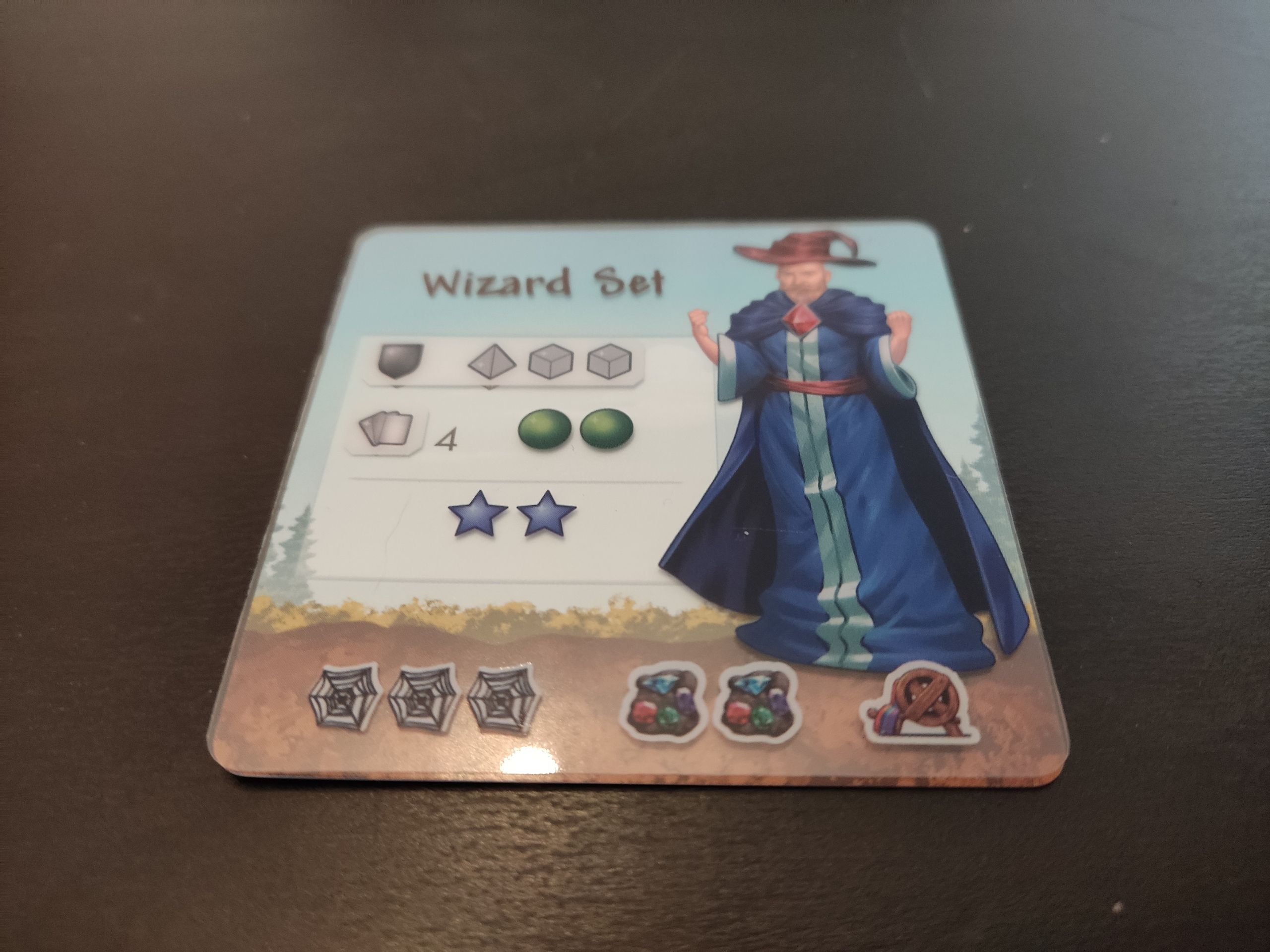 Я, конечно, не разработчик настольных игр, но решение с карточками персонажей, отличающимися только изображением героя, мне не особо понравилось.