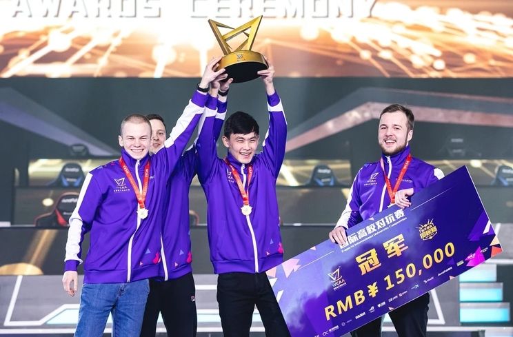Алексей Малышев с чеком в руках на WCAA 2020 International University Competition | Фото со страницы Малышева в соцсети
