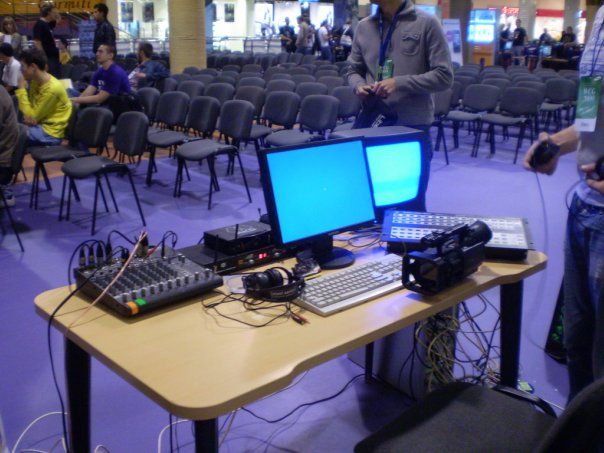 Стол и сетап комментатора