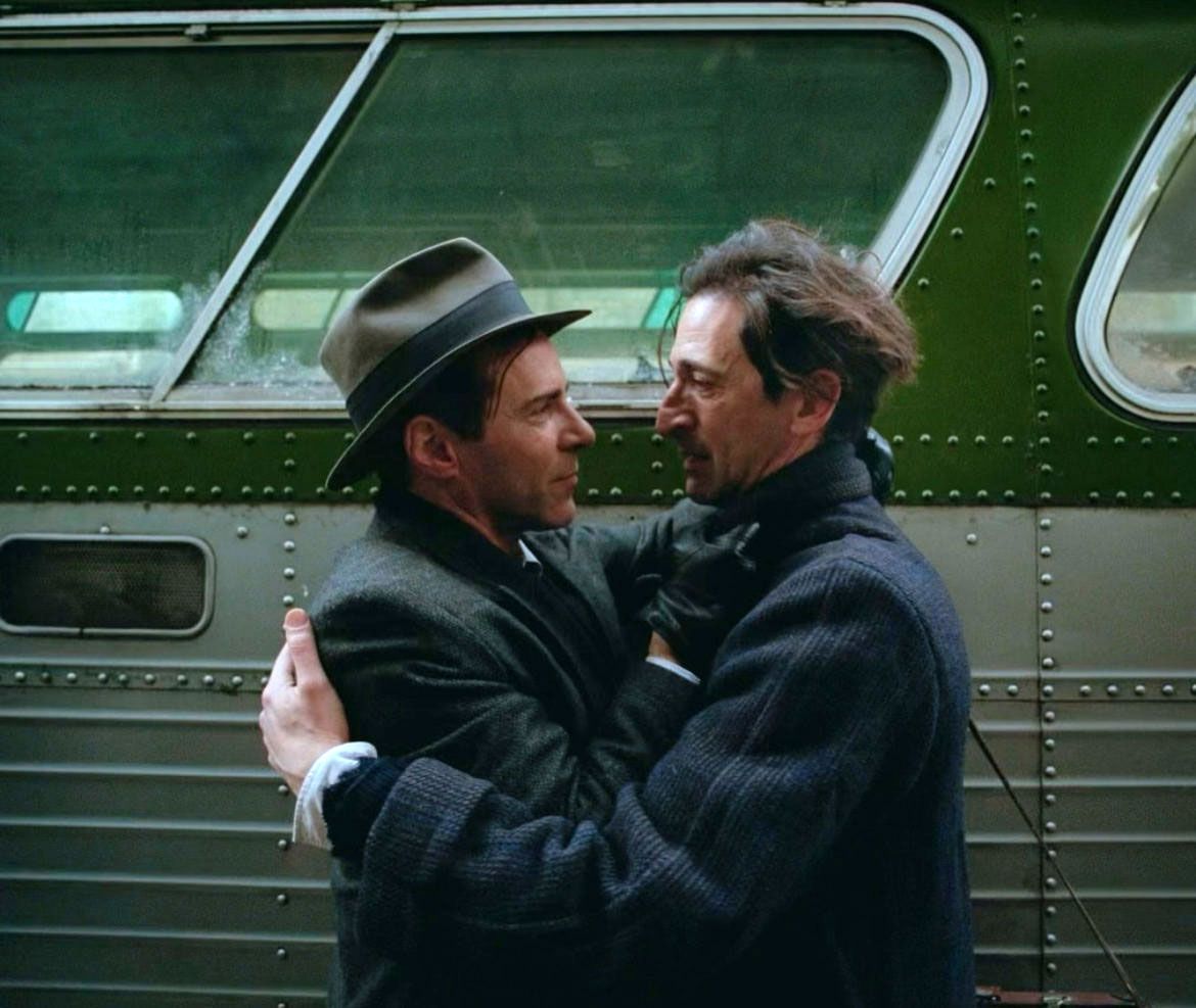 Ласло (справа) и его кузен. Кадр из фильма «Бруталист» 