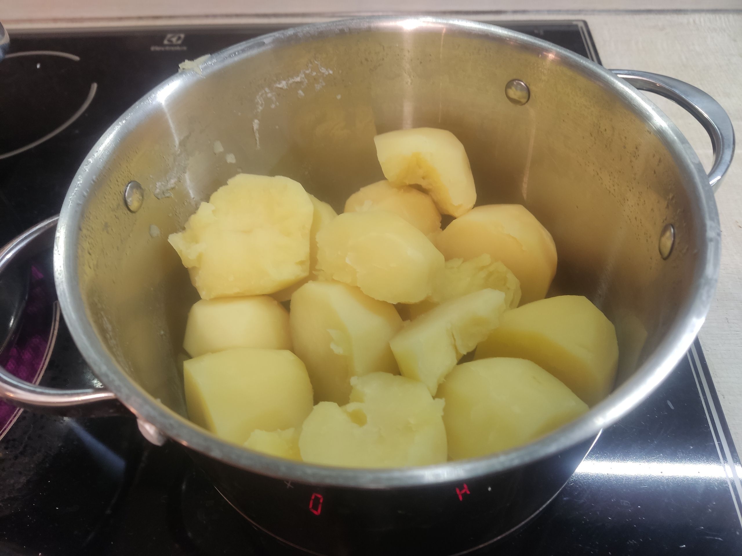 Эй, мужик, есть картошка? На, мужик, картошку.