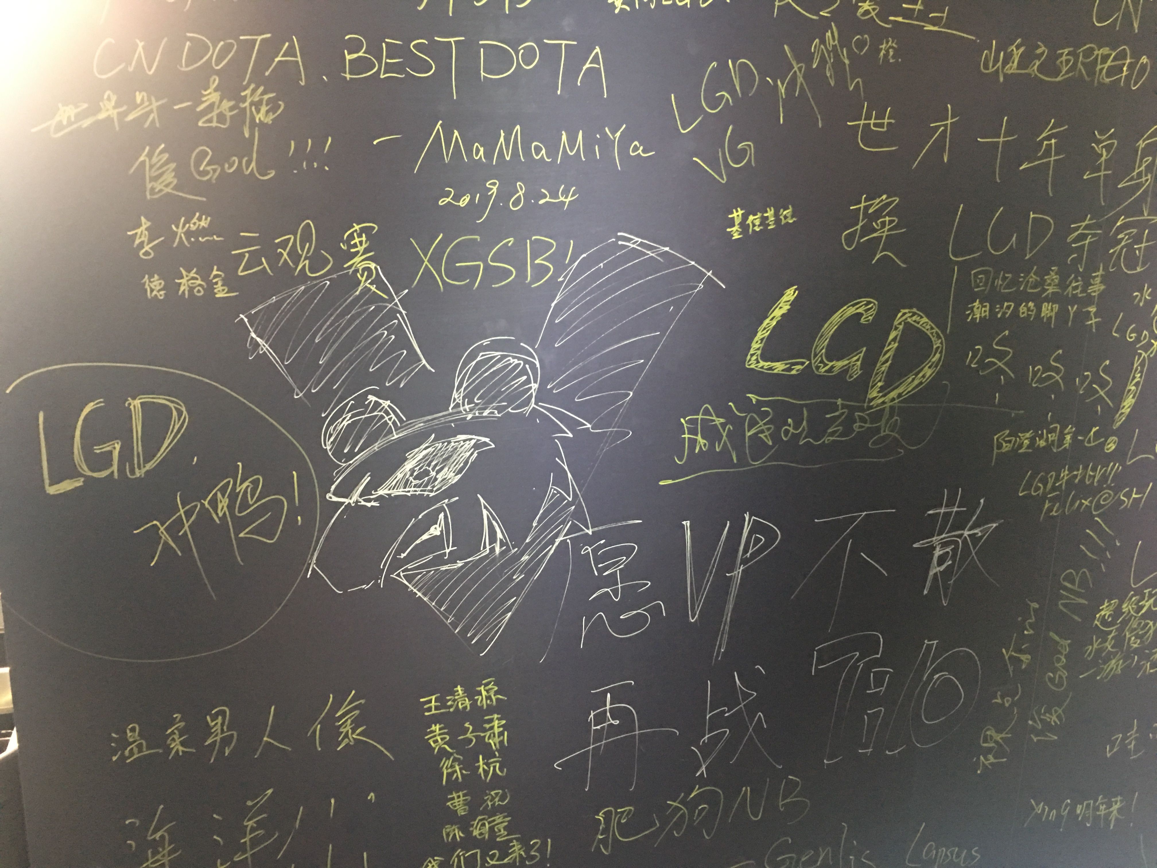 Лого Virtus.pro на стене для граффити на The International 2019