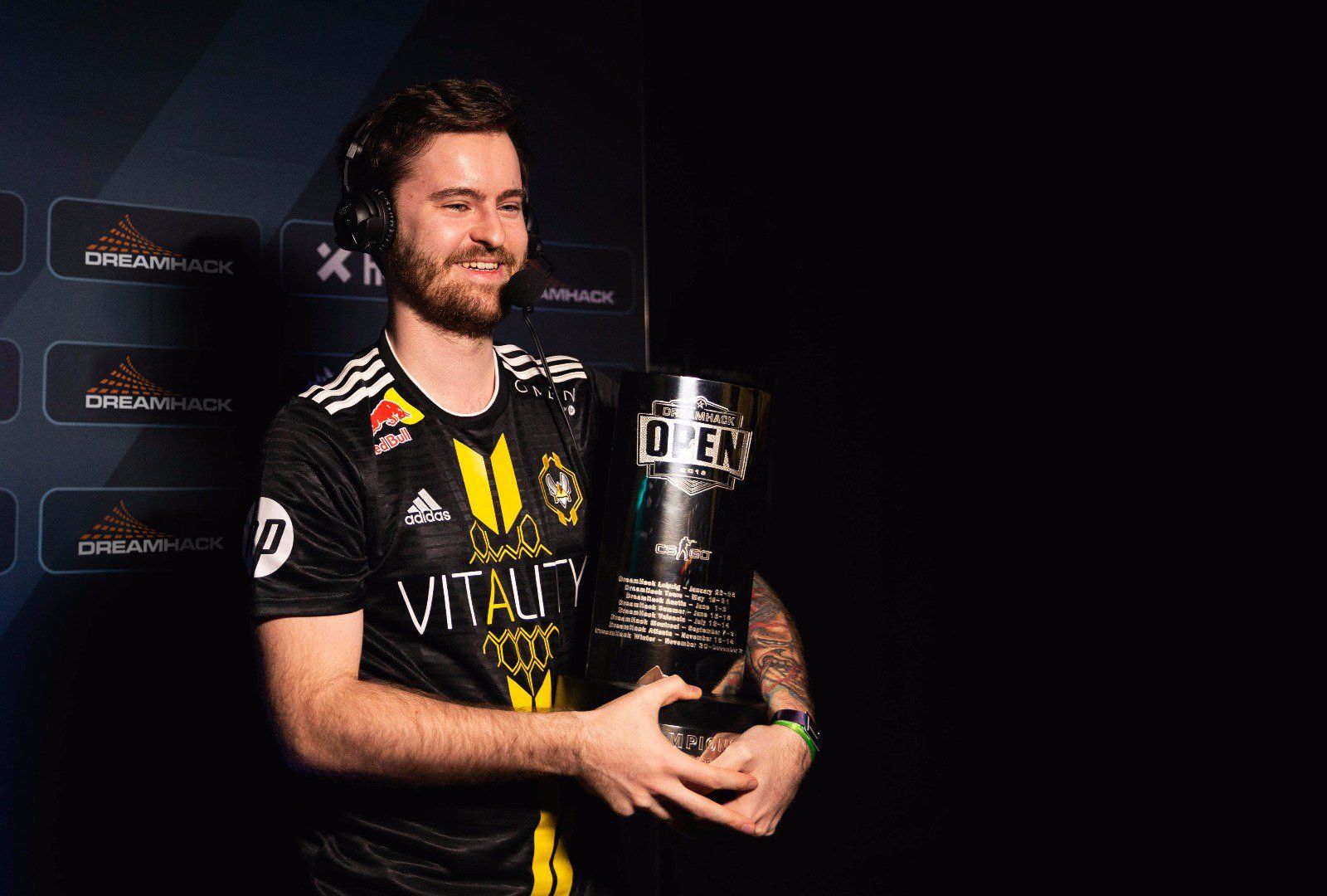 NBK со своим первым кубком с Vitality