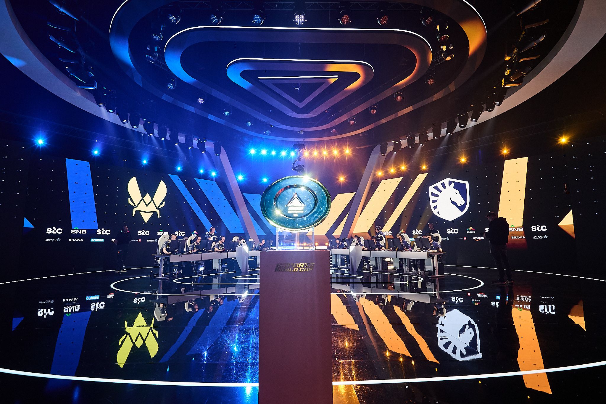 Трофей за победу на EWC 2025 | Фото: Brandon Dowling, Esports World Cup